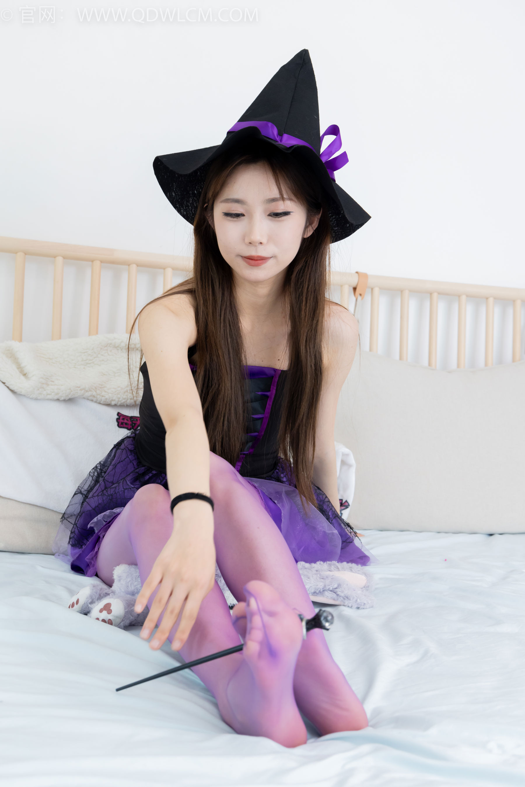 物恋传媒 No.2383 泡泡 - 高跟鞋、油亮薄紫丝、脚玩魔法棒剧情/(150P)