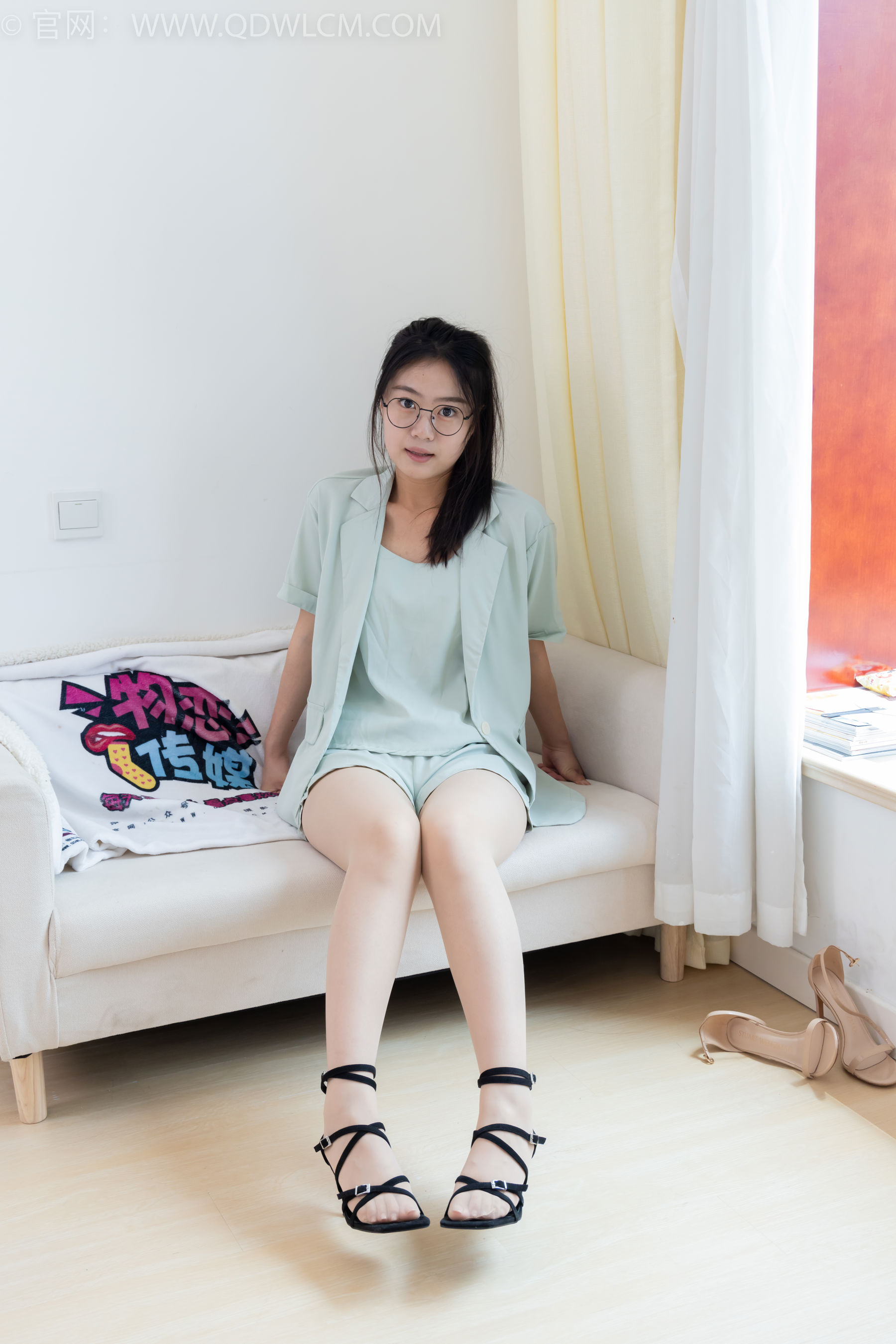 物恋传媒 No.2384 芋头 - 三双高跟鞋、薄肉丝、裸足/(140P)