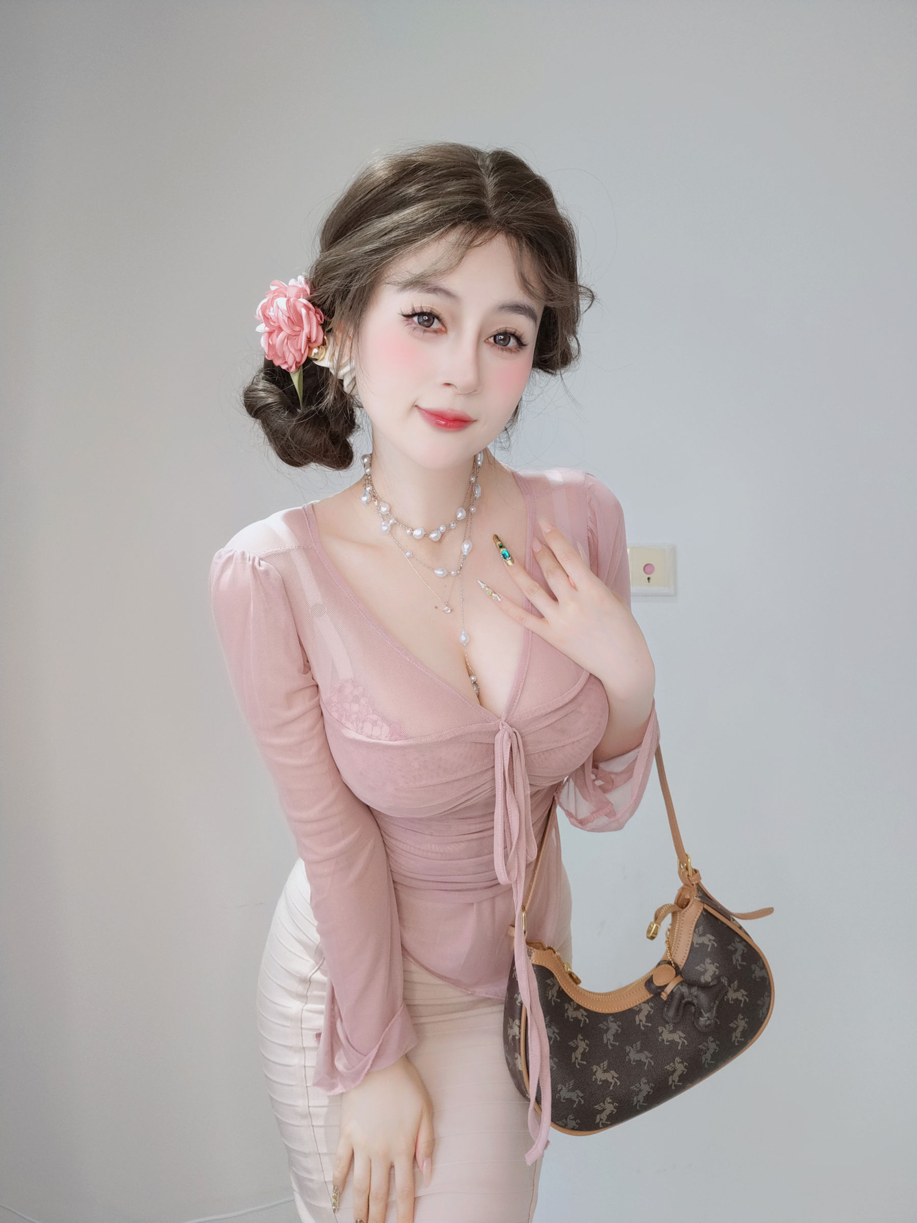 Coser小姐姐 白银 [fantia] 2024-11-24 ピンクの隣人/(59P)