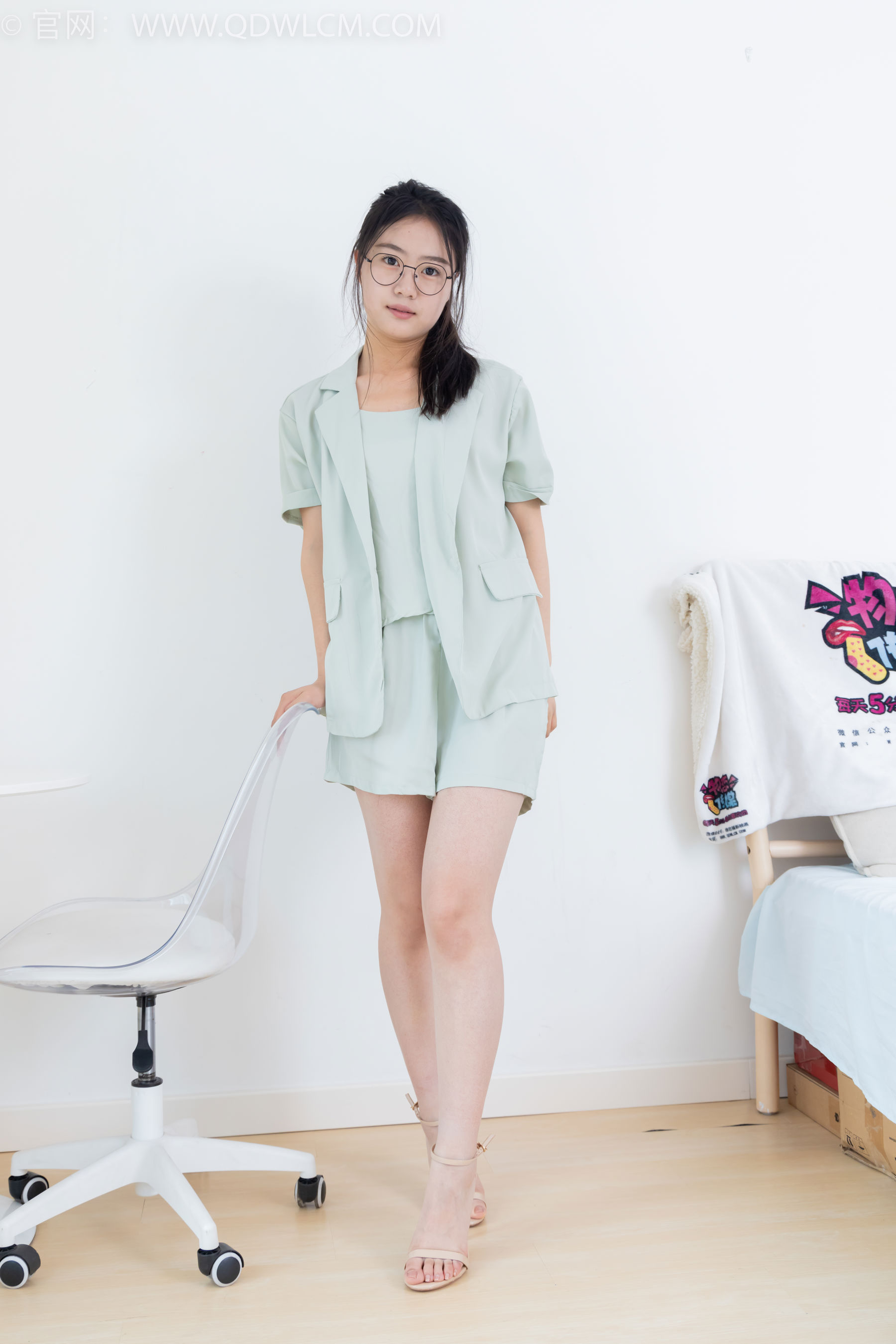 物恋传媒 No.2384 芋头 - 三双高跟鞋、薄肉丝、裸足/(140P)