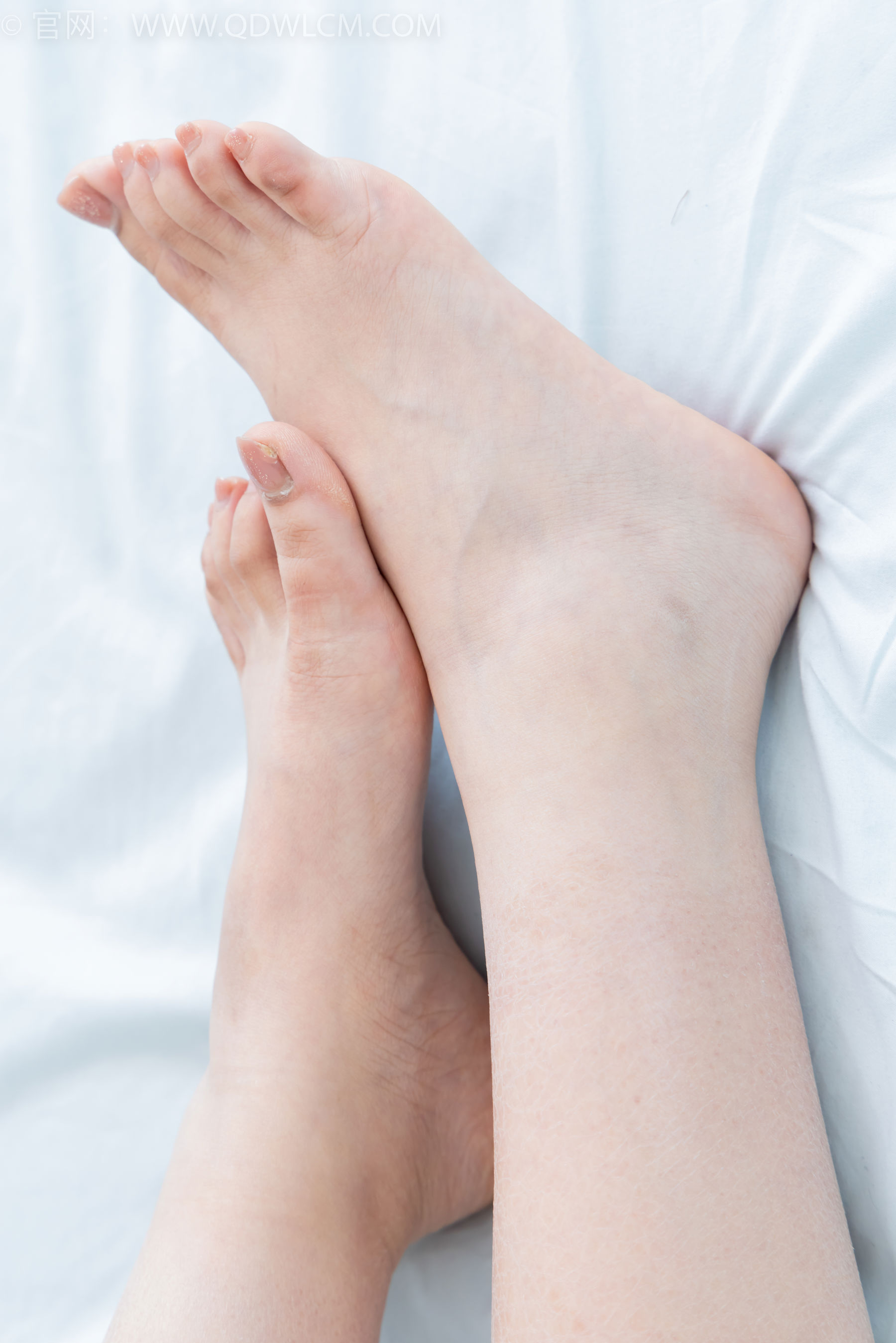 物恋传媒 No.2384 芋头 - 三双高跟鞋、薄肉丝、裸足/(140P)