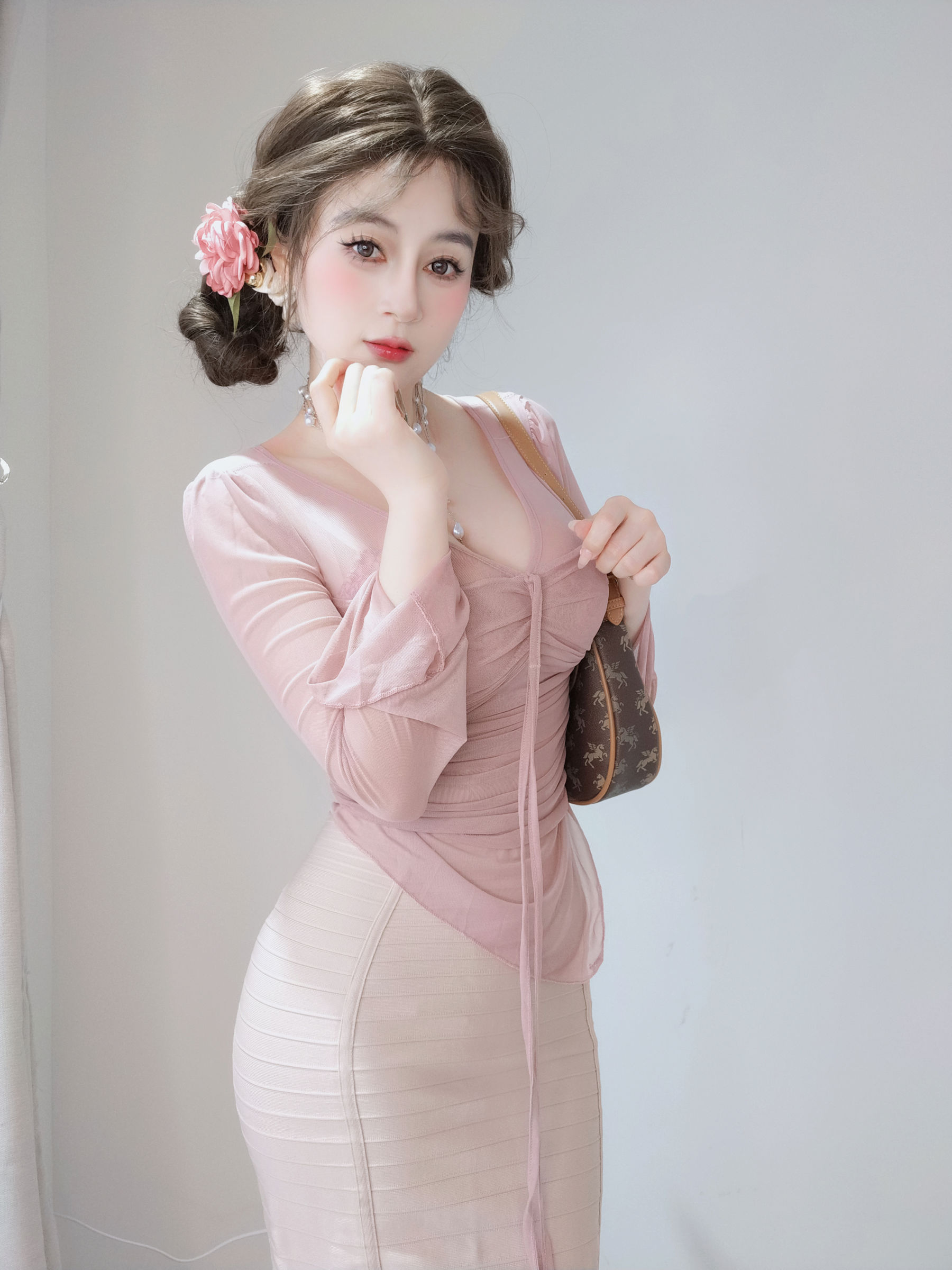 Coser小姐姐 白银 [fantia] 2024-11-24 ピンクの隣人/(59P)