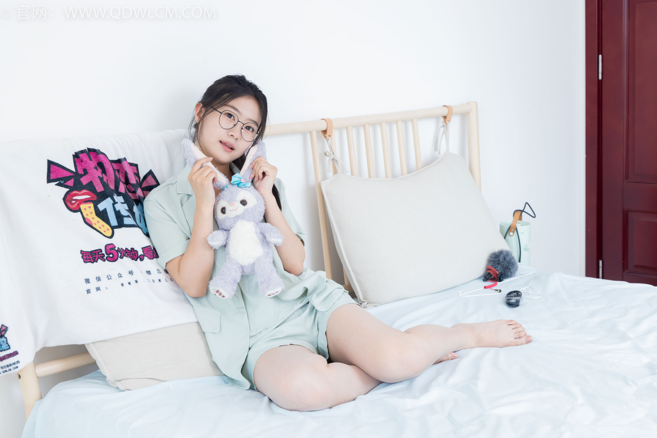 物恋传媒 No.2384 芋头 - 三双高跟鞋、薄肉丝、裸足/(140P)