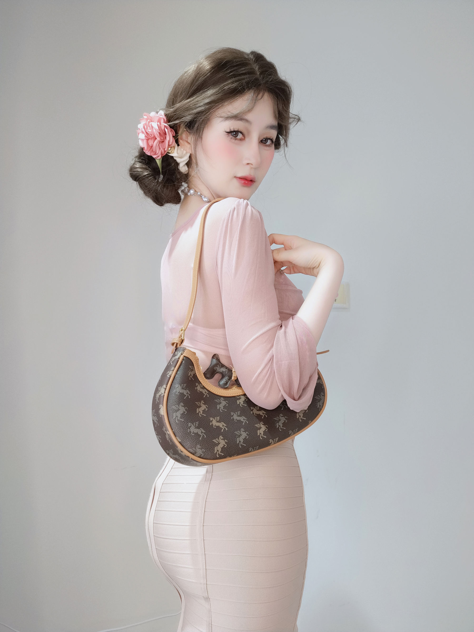 Coser小姐姐 白银 [fantia] 2024-11-24 ピンクの隣人/(59P)