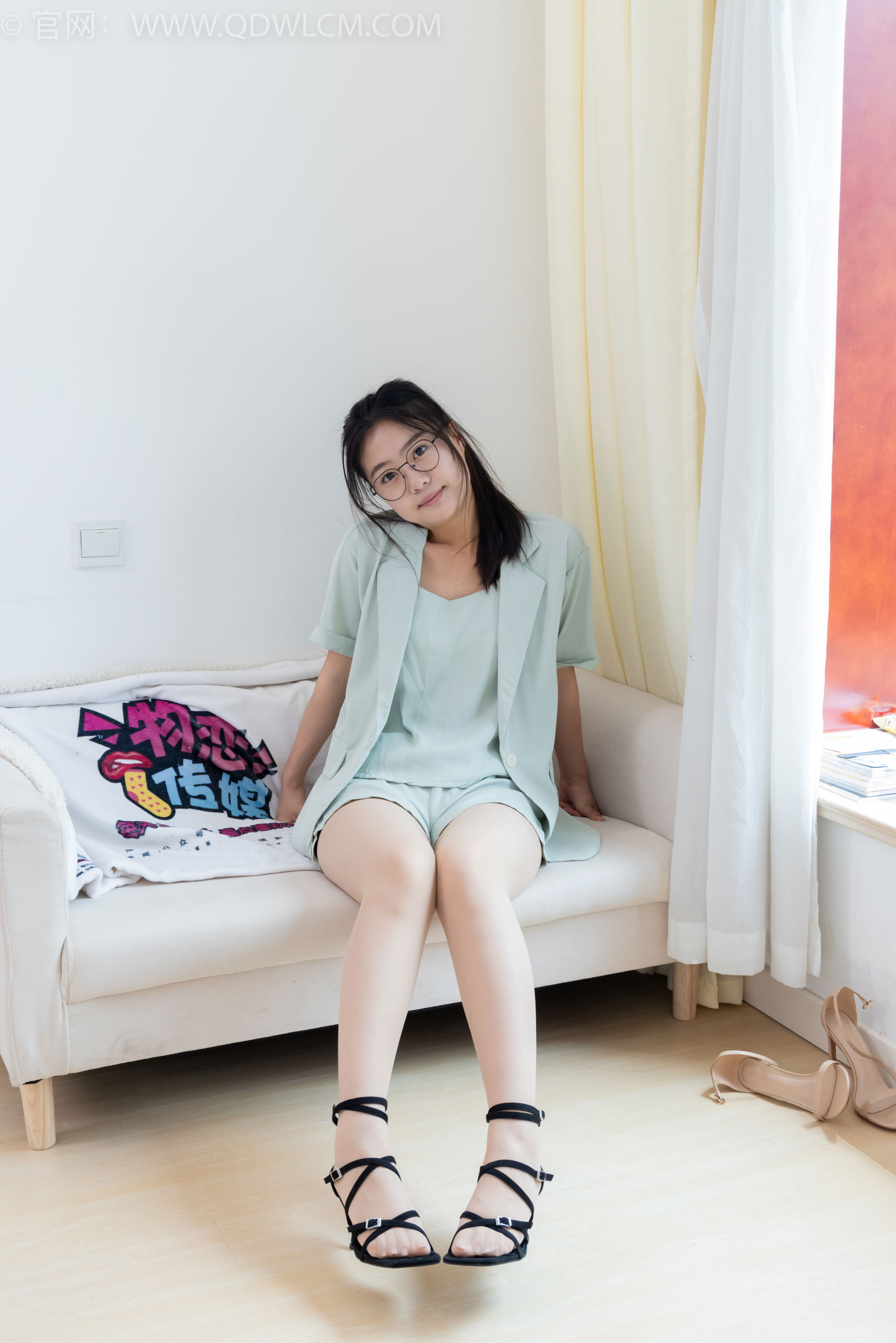 物恋传媒 No.2384 芋头 - 三双高跟鞋、薄肉丝、裸足/(140P)