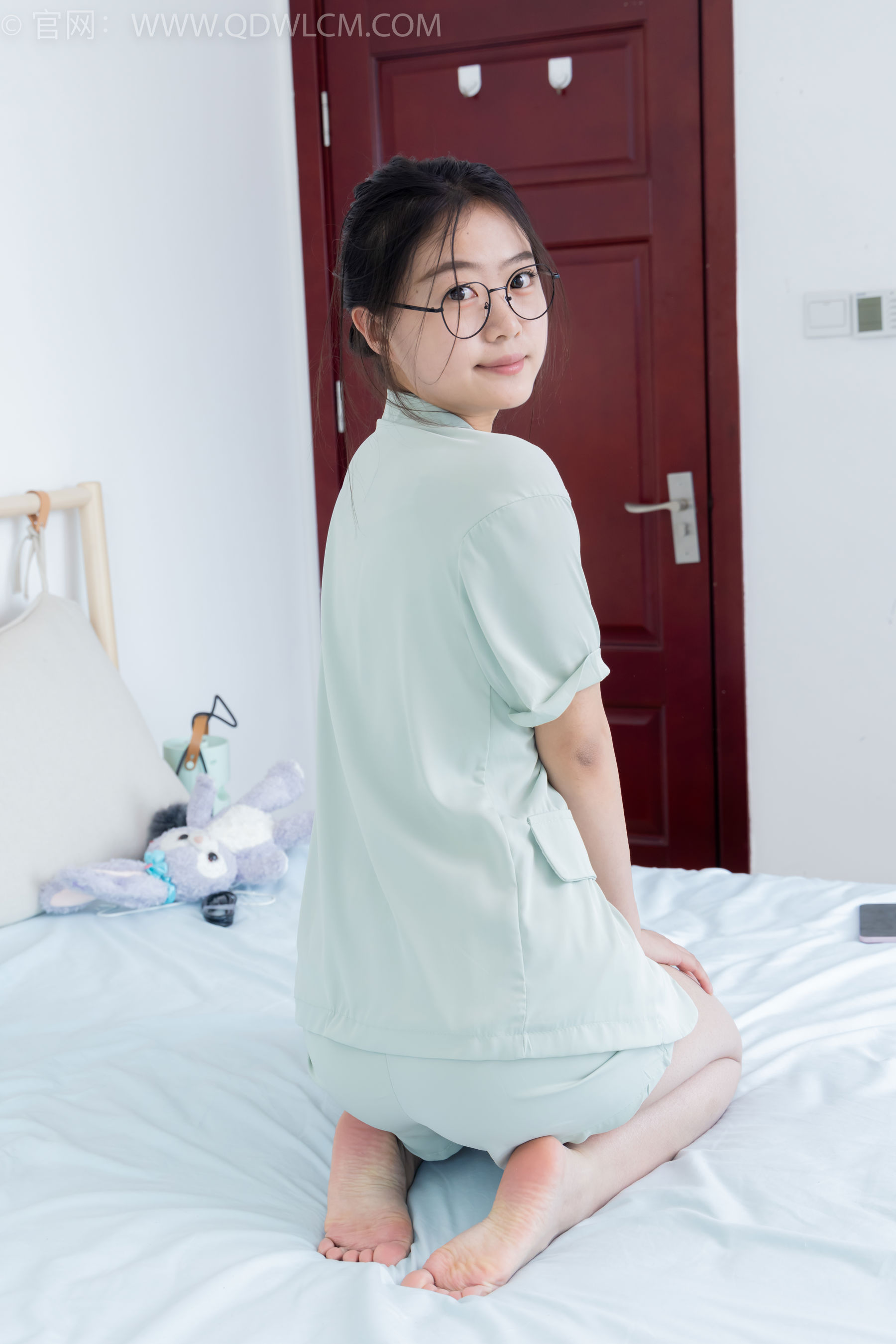 物恋传媒 No.2384 芋头 - 三双高跟鞋、薄肉丝、裸足/(140P)