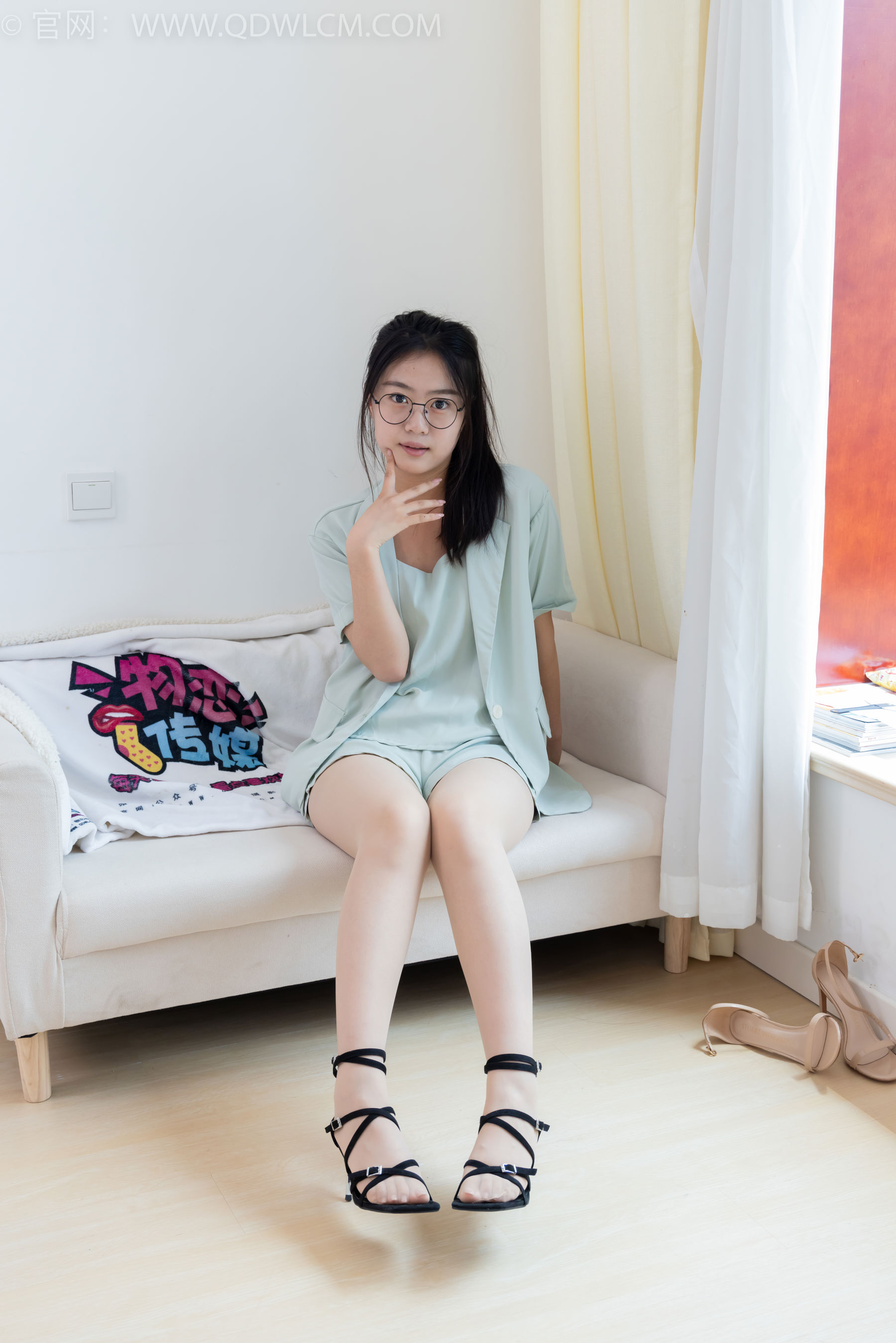 物恋传媒 No.2384 芋头 - 三双高跟鞋、薄肉丝、裸足/(140P)