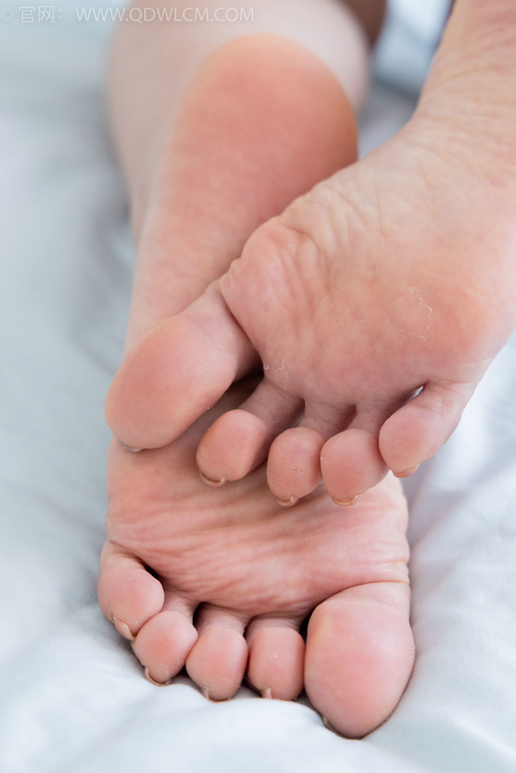 物恋传媒 No.2384 芋头 - 三双高跟鞋、薄肉丝、裸足/(140P)