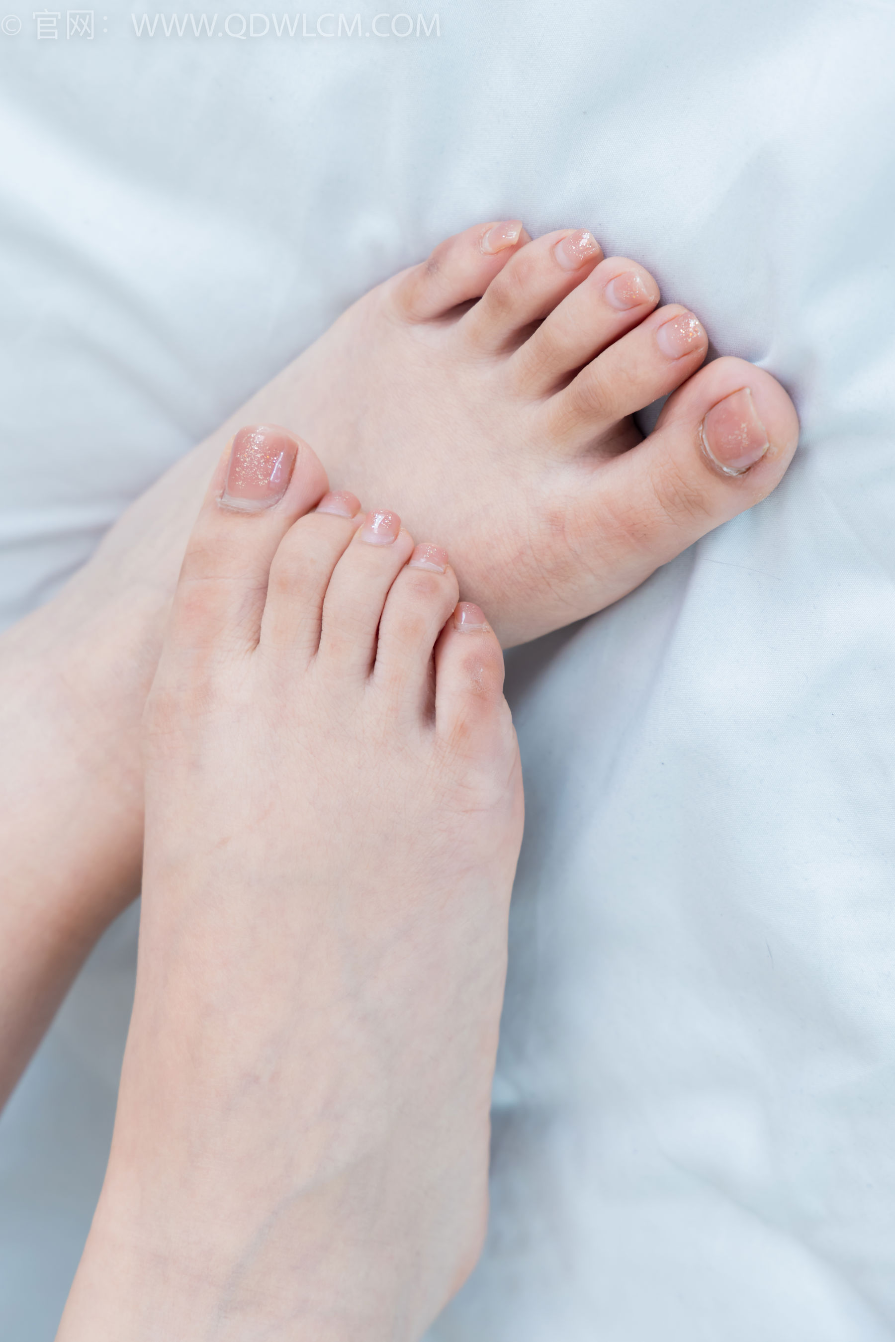 物恋传媒 No.2384 芋头 - 三双高跟鞋、薄肉丝、裸足/(140P)