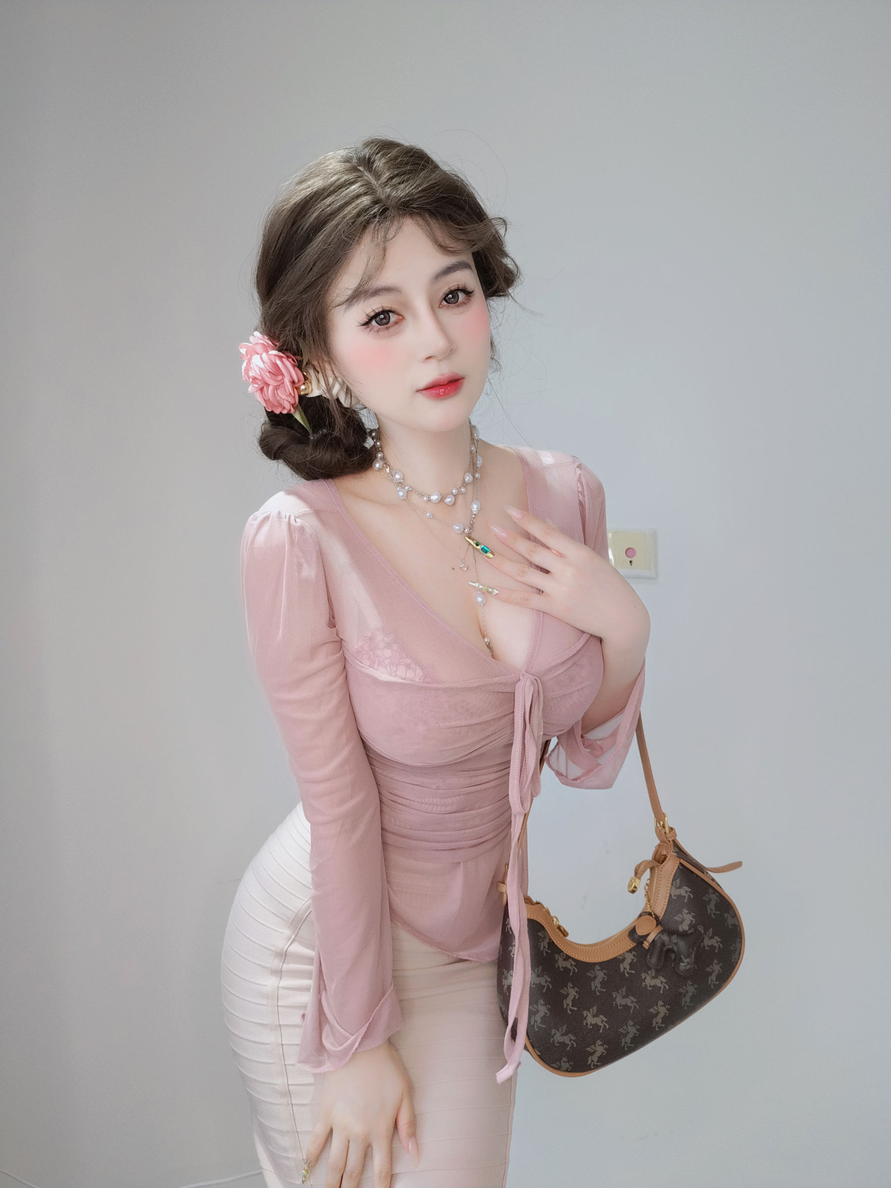 Coser小姐姐 白银 [fantia] 2024-11-24 ピンクの隣人/(59P)