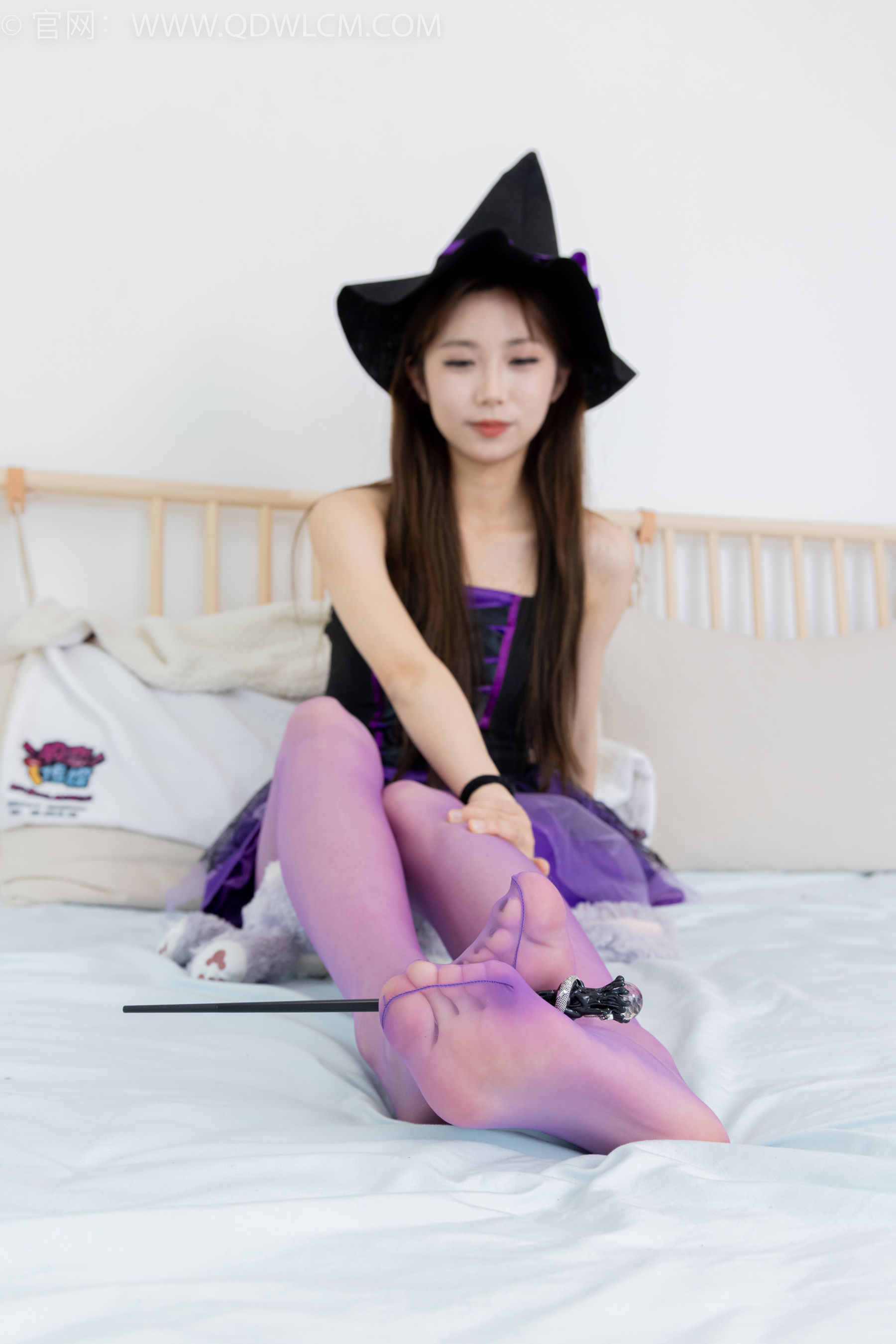 物恋传媒 No.2383 泡泡 - 高跟鞋、油亮薄紫丝、脚玩魔法棒剧情/(150P)