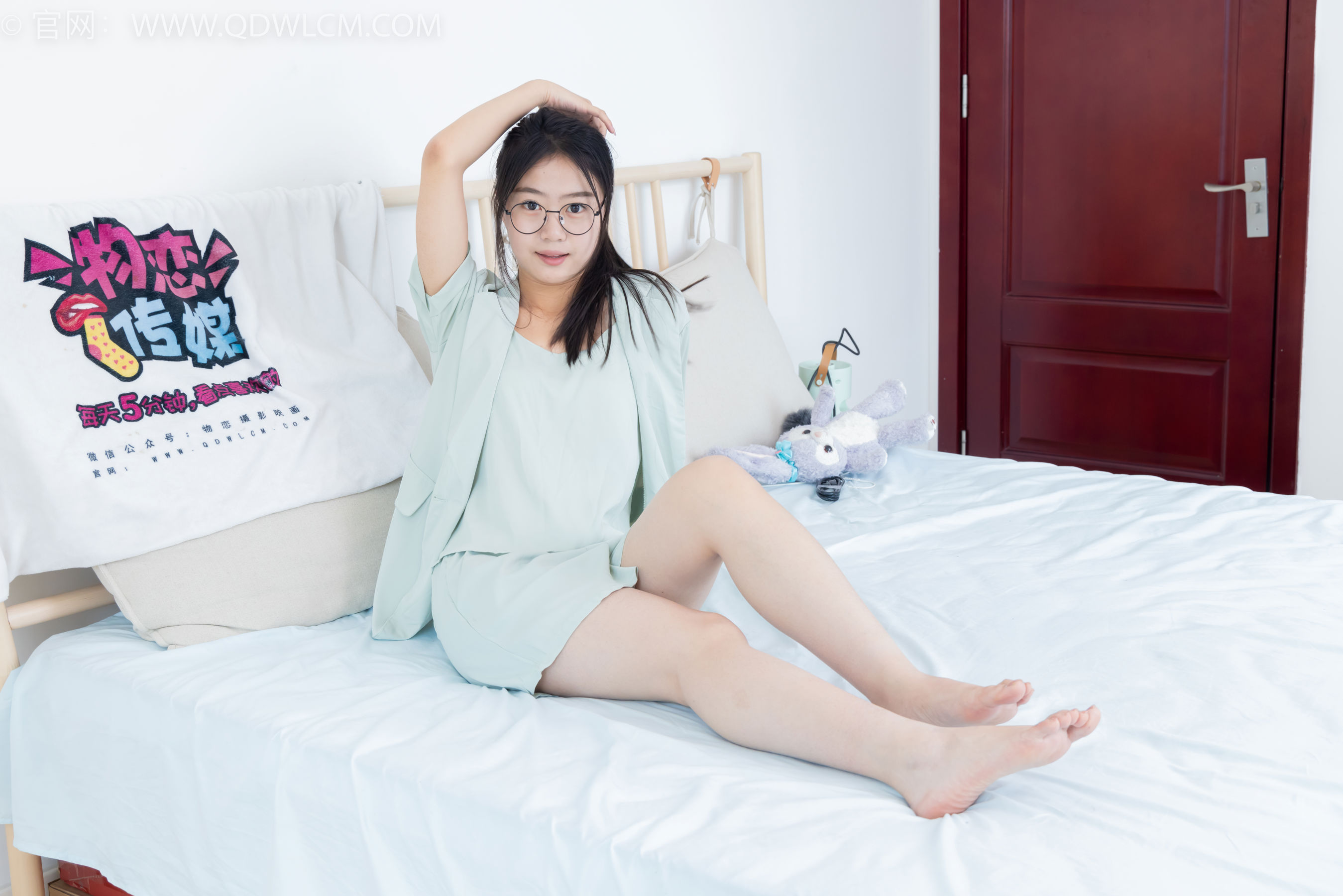 物恋传媒 No.2384 芋头 - 三双高跟鞋、薄肉丝、裸足/(140P)