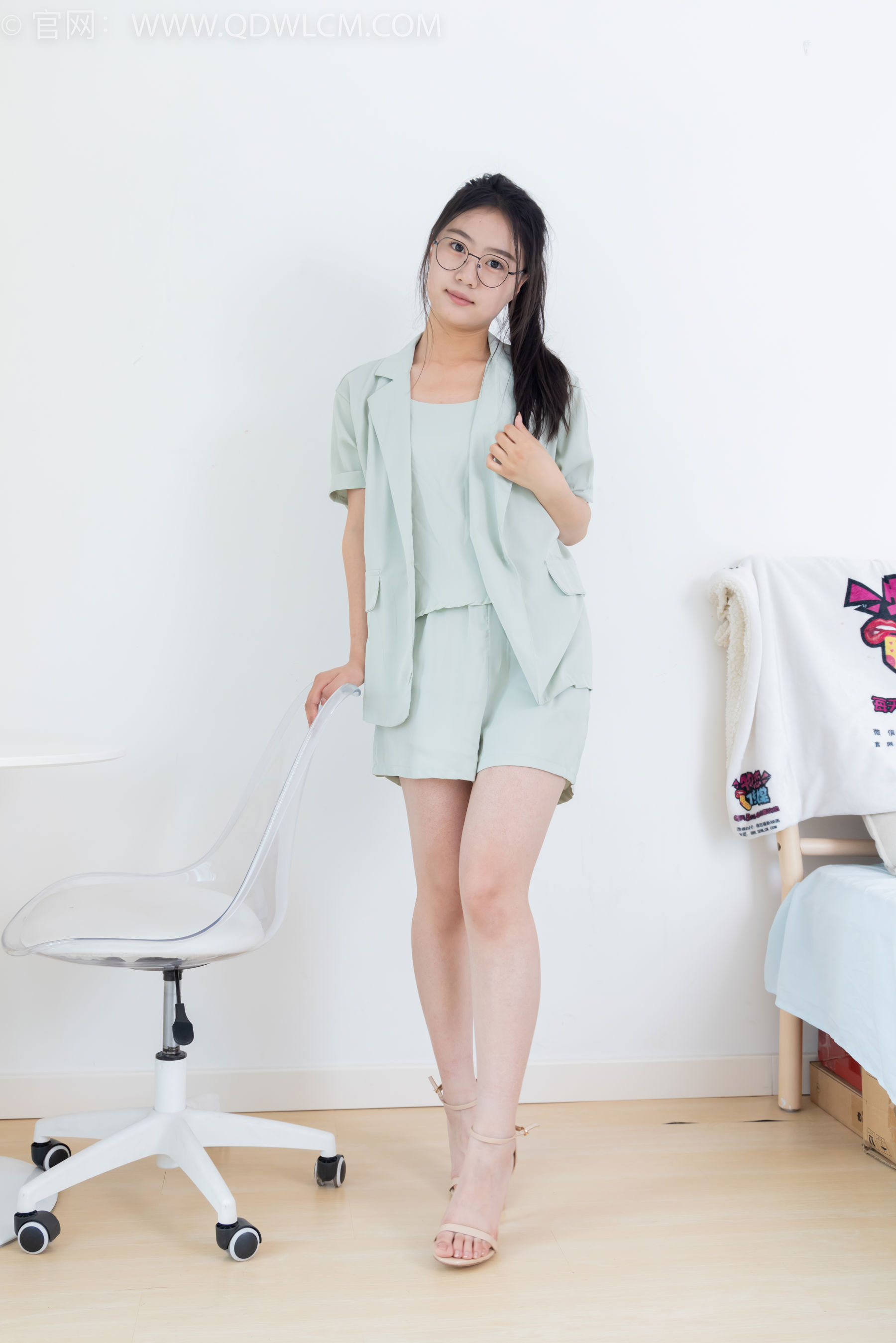 物恋传媒 No.2384 芋头 - 三双高跟鞋、薄肉丝、裸足/(140P)