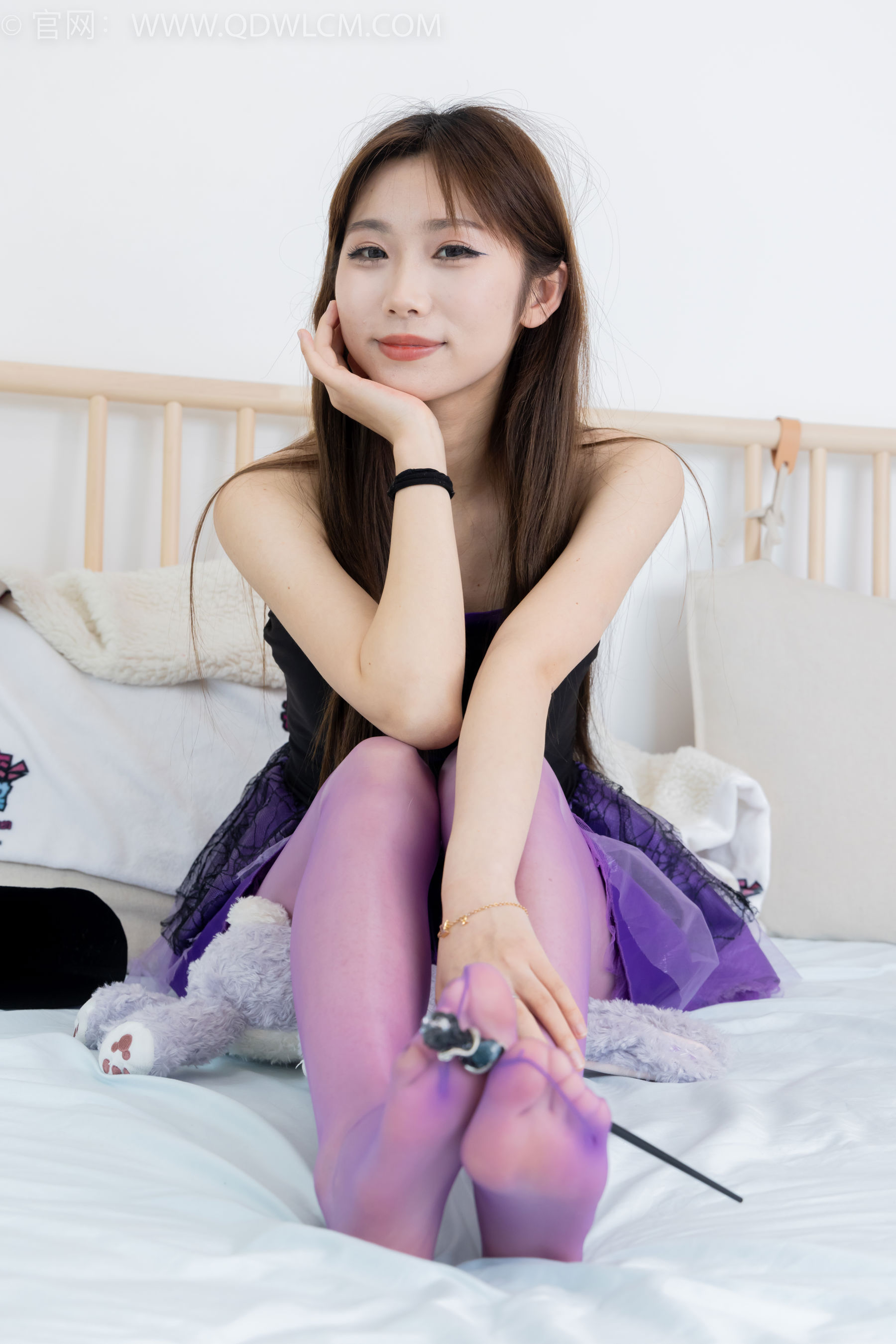 物恋传媒 No.2383 泡泡 - 高跟鞋、油亮薄紫丝、脚玩魔法棒剧情/(150P)