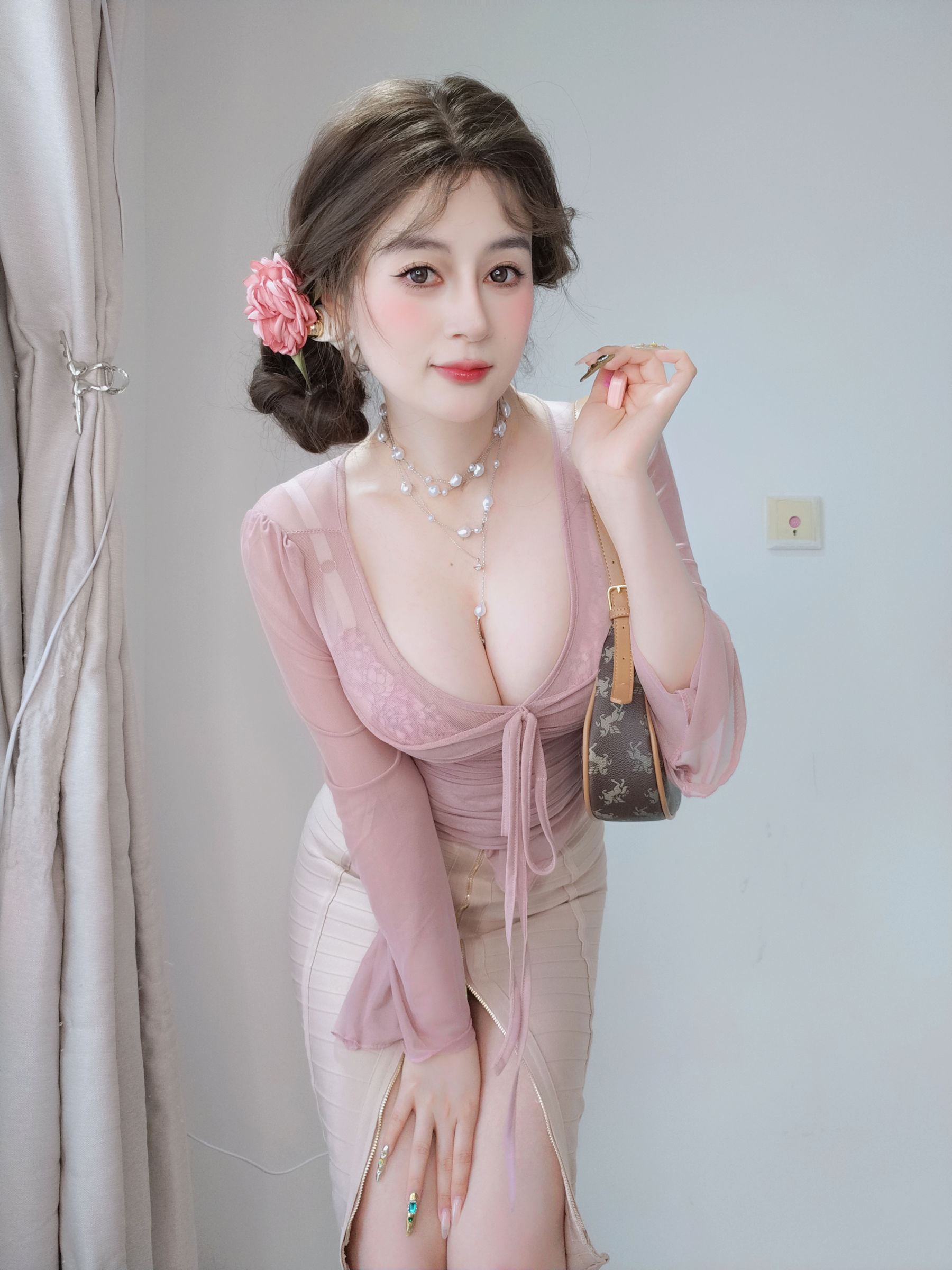 Coser小姐姐 白银 [fantia] 2024-11-24 ピンクの隣人/(59P)