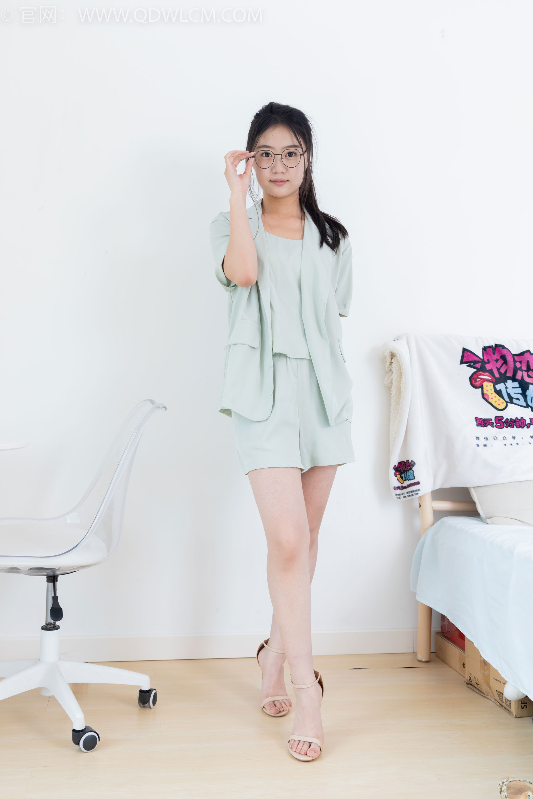 物恋传媒 No.2384 芋头 - 三双高跟鞋、薄肉丝、裸足/(140P)