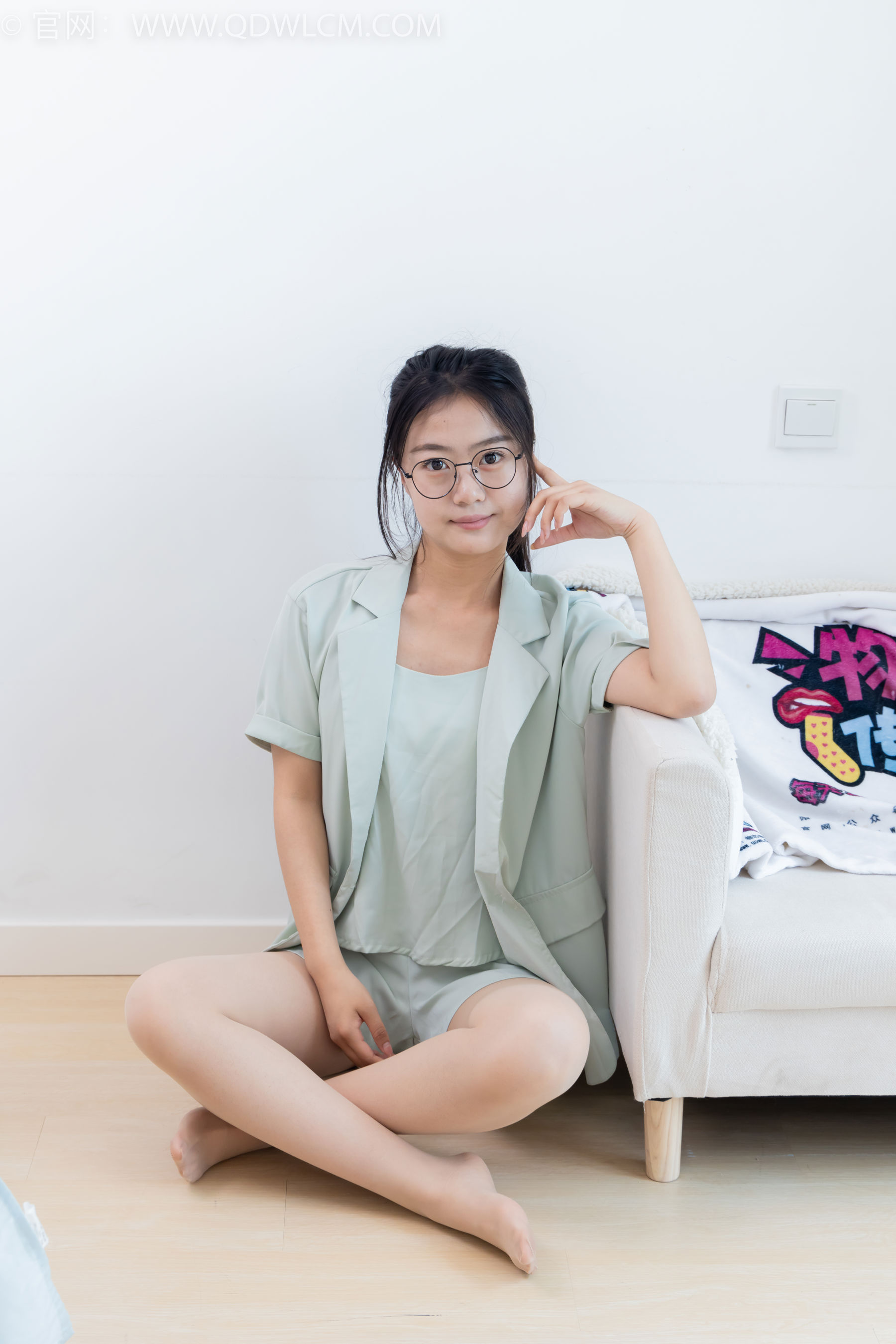 物恋传媒 No.2384 芋头 - 三双高跟鞋、薄肉丝、裸足/(140P)