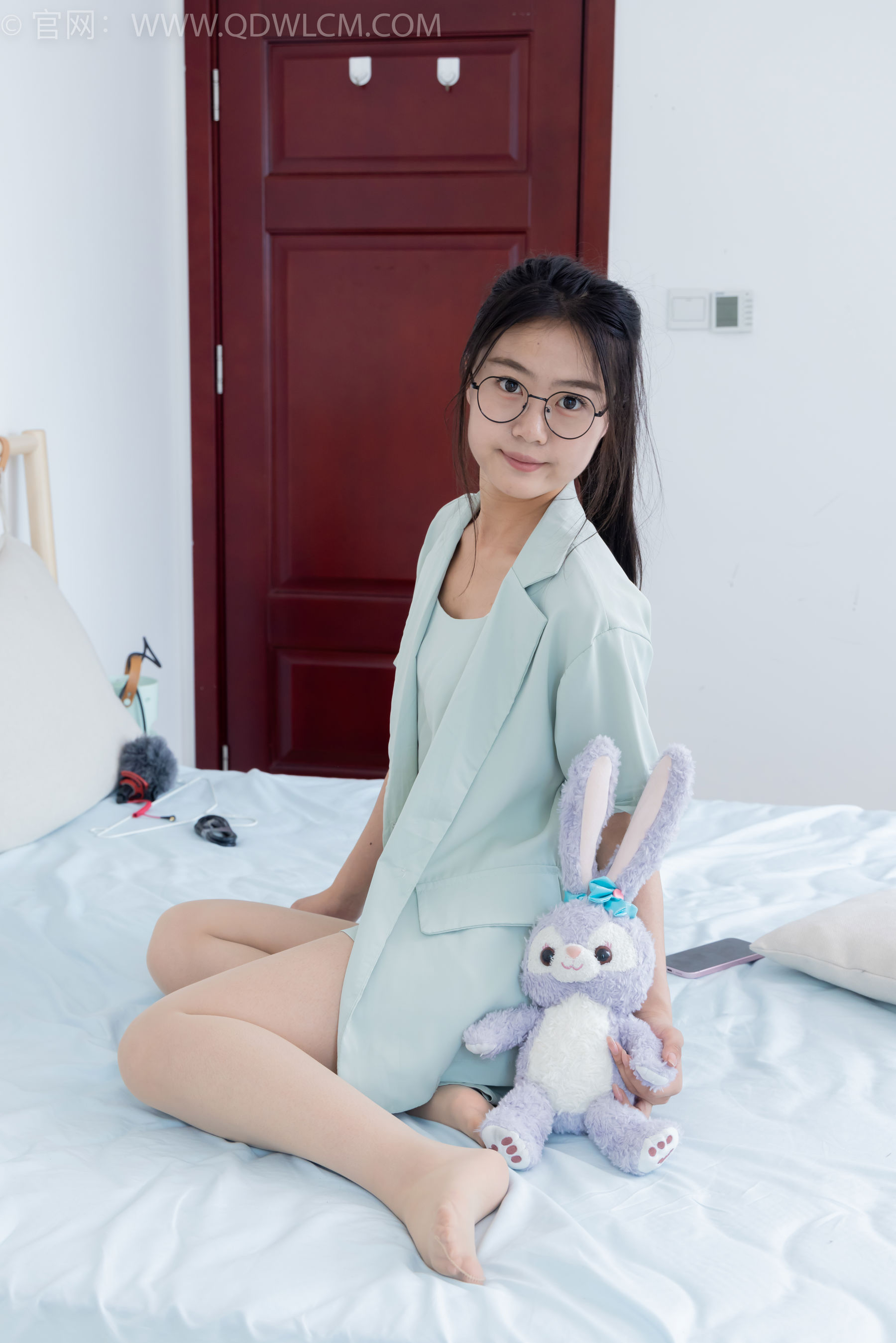 物恋传媒 No.2384 芋头 - 三双高跟鞋、薄肉丝、裸足/(140P)