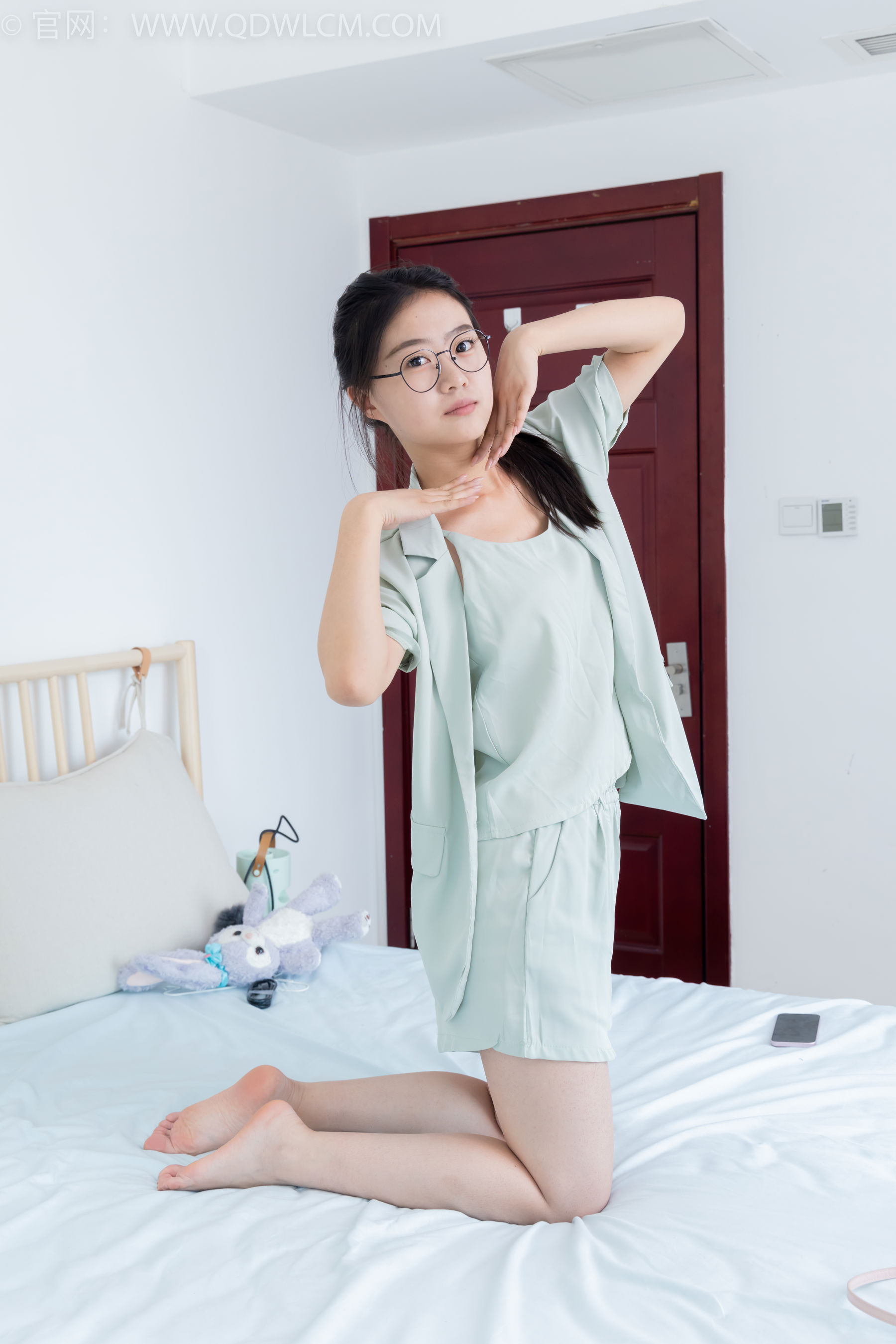 物恋传媒 No.2384 芋头 - 三双高跟鞋、薄肉丝、裸足/(140P)