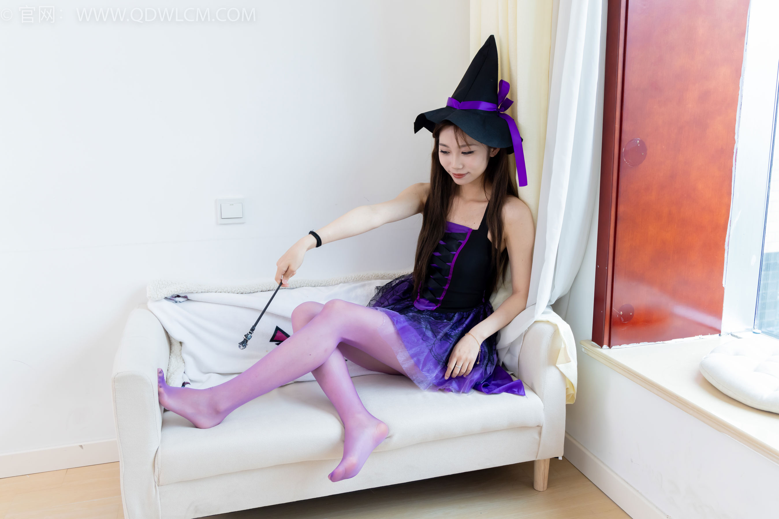 物恋传媒 No.2383 泡泡 - 高跟鞋、油亮薄紫丝、脚玩魔法棒剧情/(150P)