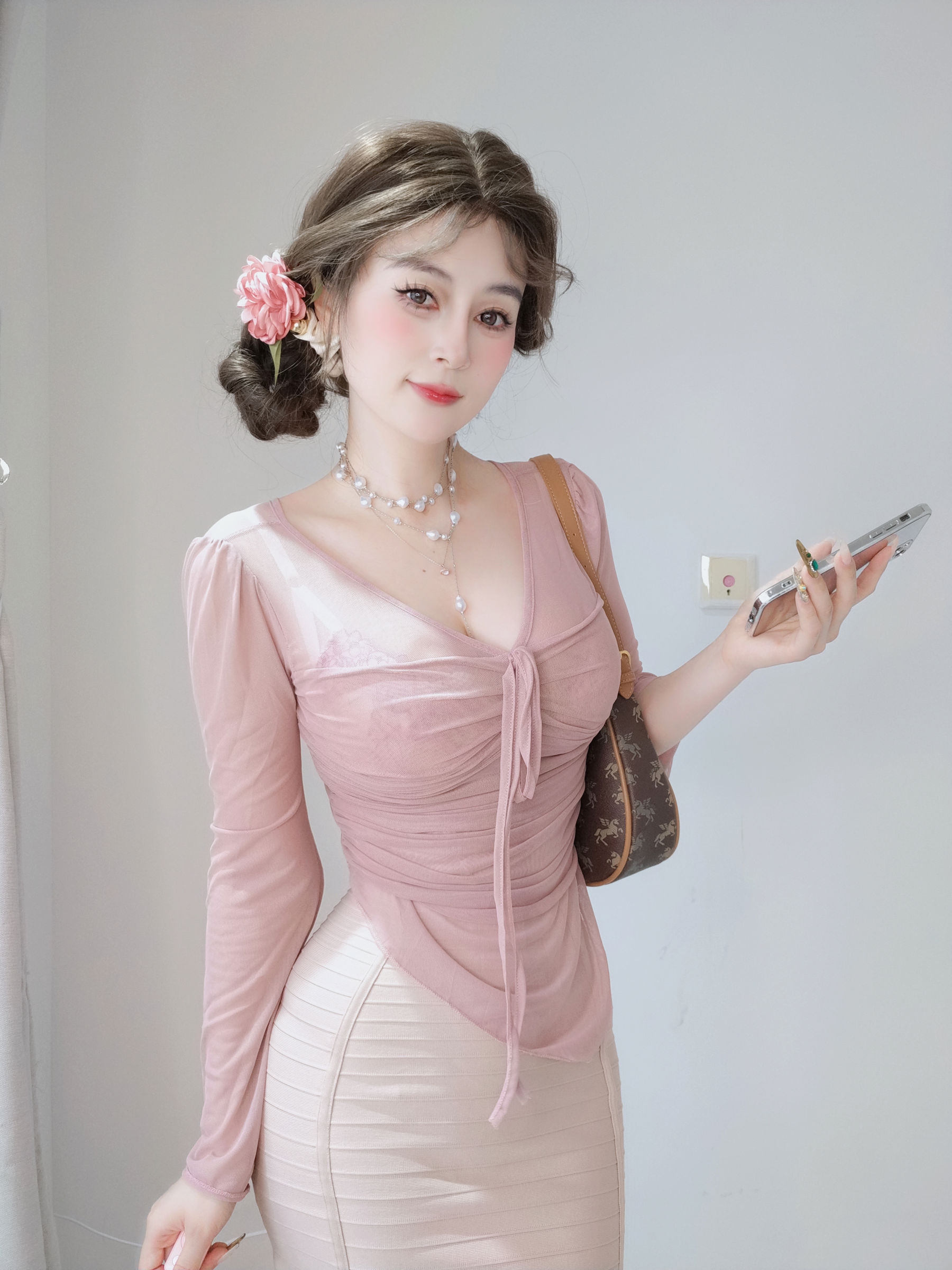 Coser小姐姐 白银 [fantia] 2024-11-24 ピンクの隣人/(59P)