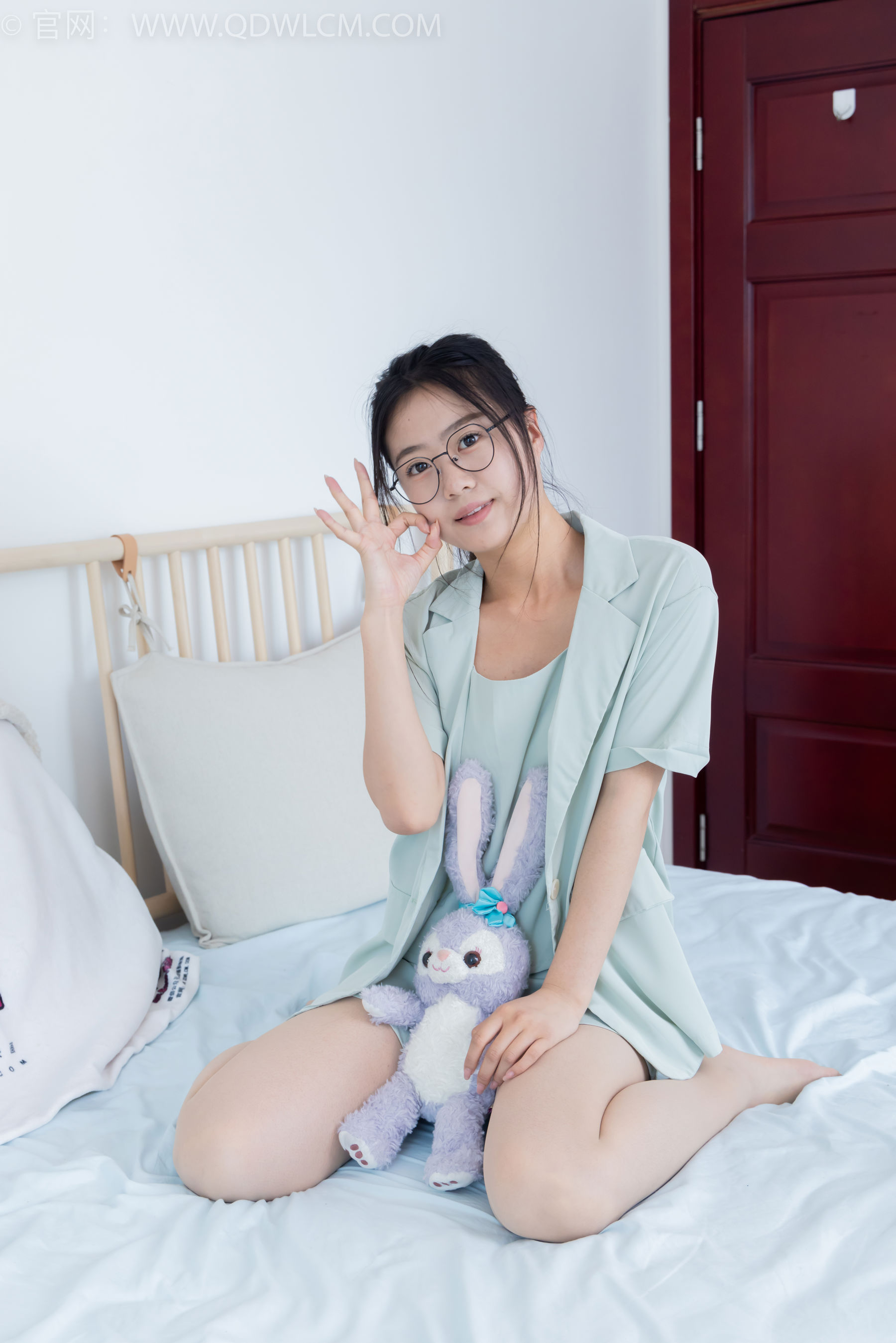 物恋传媒 No.2384 芋头 - 三双高跟鞋、薄肉丝、裸足/(140P)