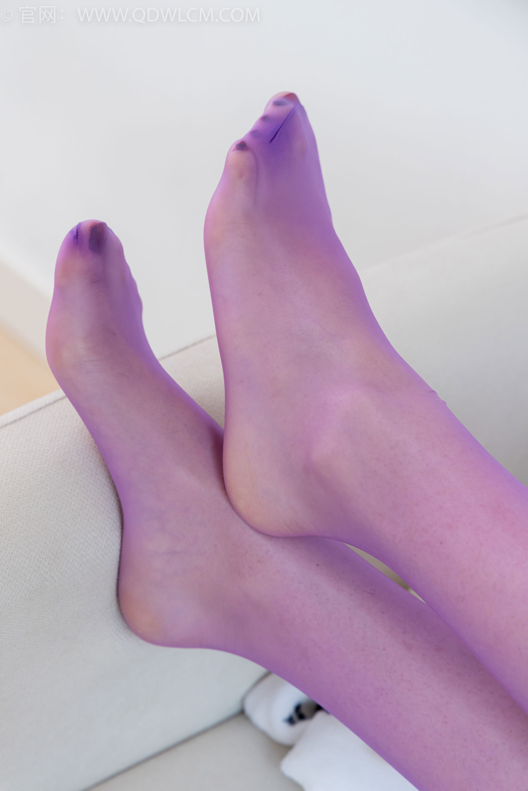 物恋传媒 No.2383 泡泡 - 高跟鞋、油亮薄紫丝、脚玩魔法棒剧情/(150P)