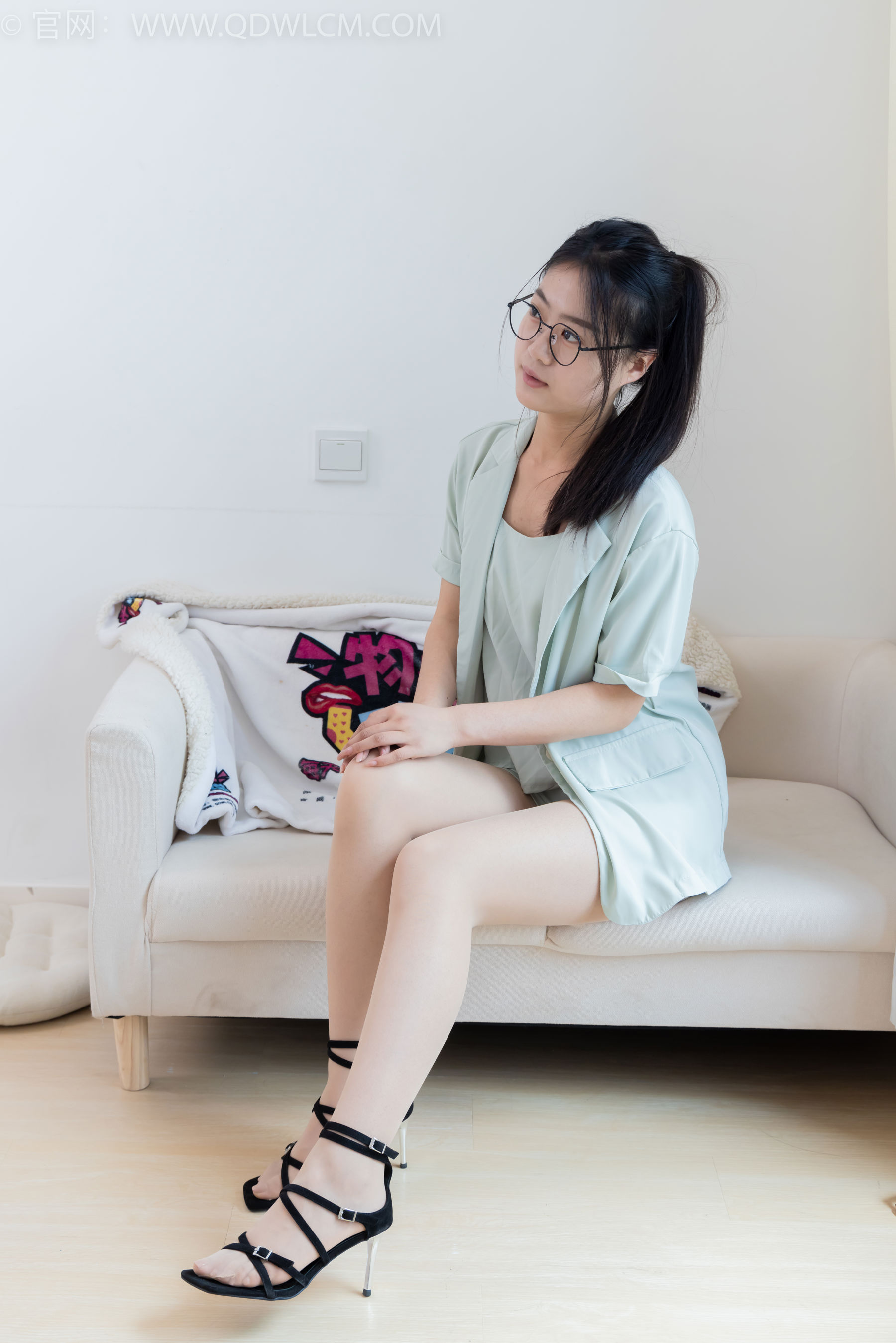 物恋传媒 No.2384 芋头 - 三双高跟鞋、薄肉丝、裸足/(140P)