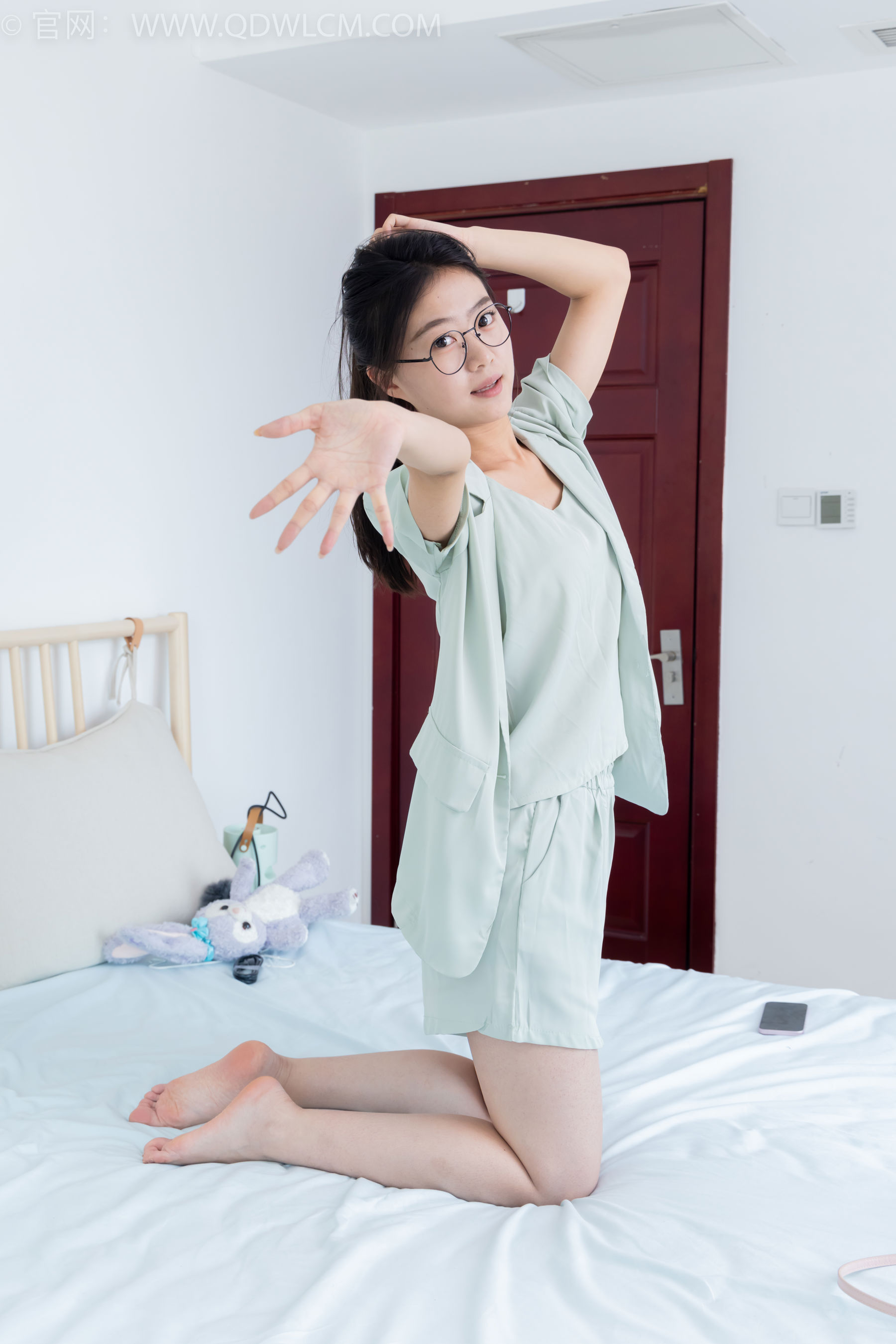 物恋传媒 No.2384 芋头 - 三双高跟鞋、薄肉丝、裸足/(140P)