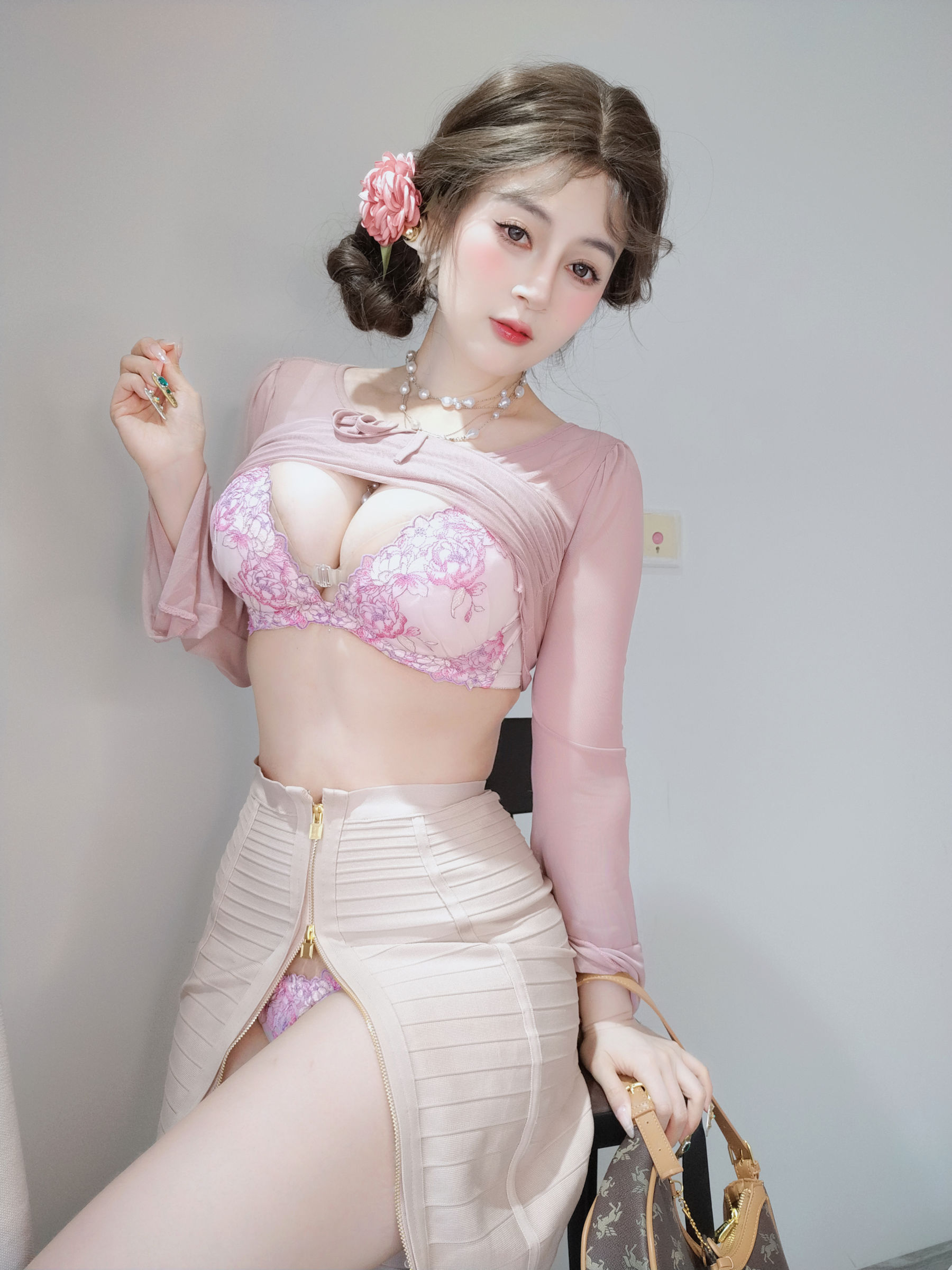 Coser小姐姐 白银 [fantia] 2024-11-24 ピンクの隣人/(59P)