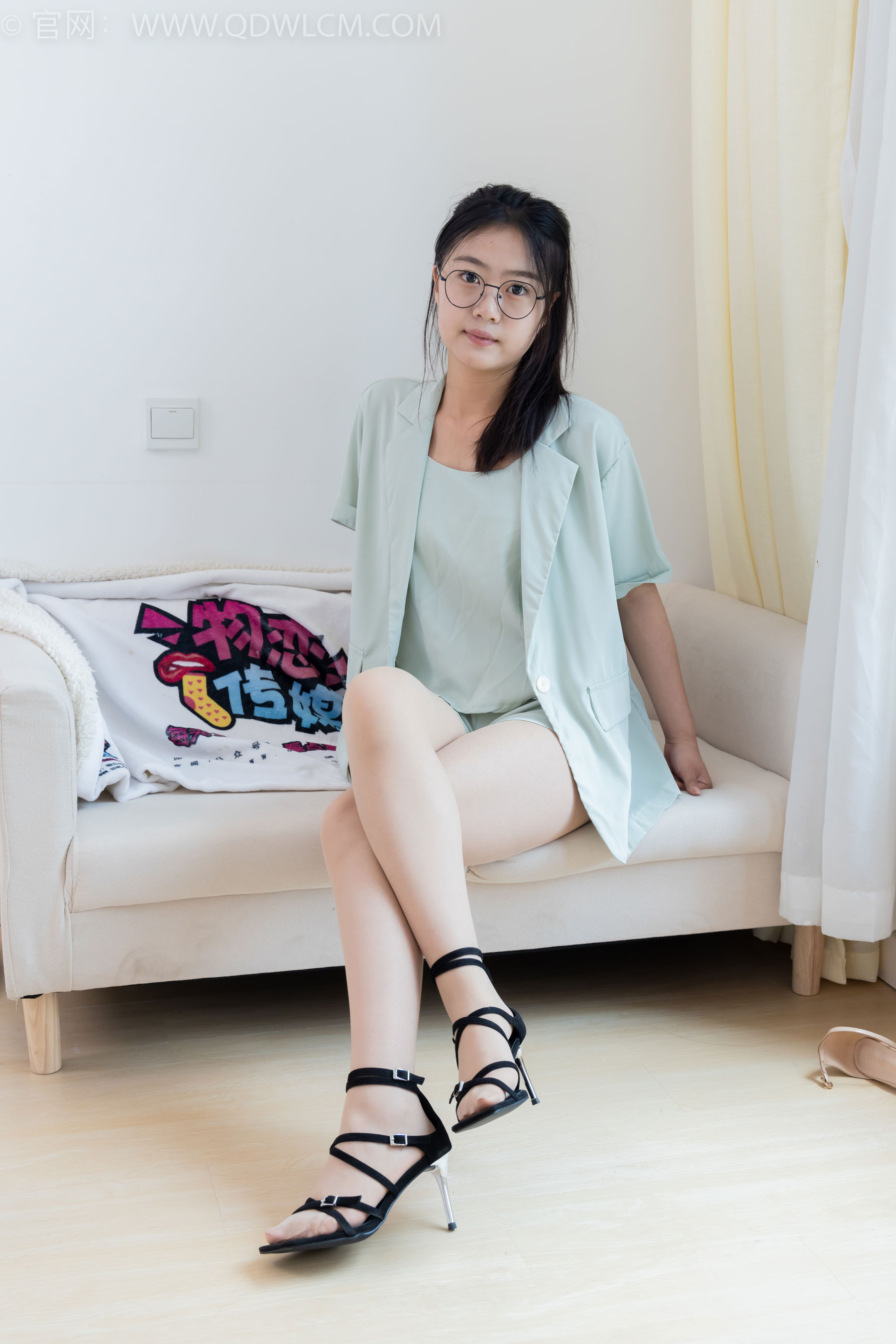 物恋传媒 No.2384 芋头 - 三双高跟鞋、薄肉丝、裸足/(140P)