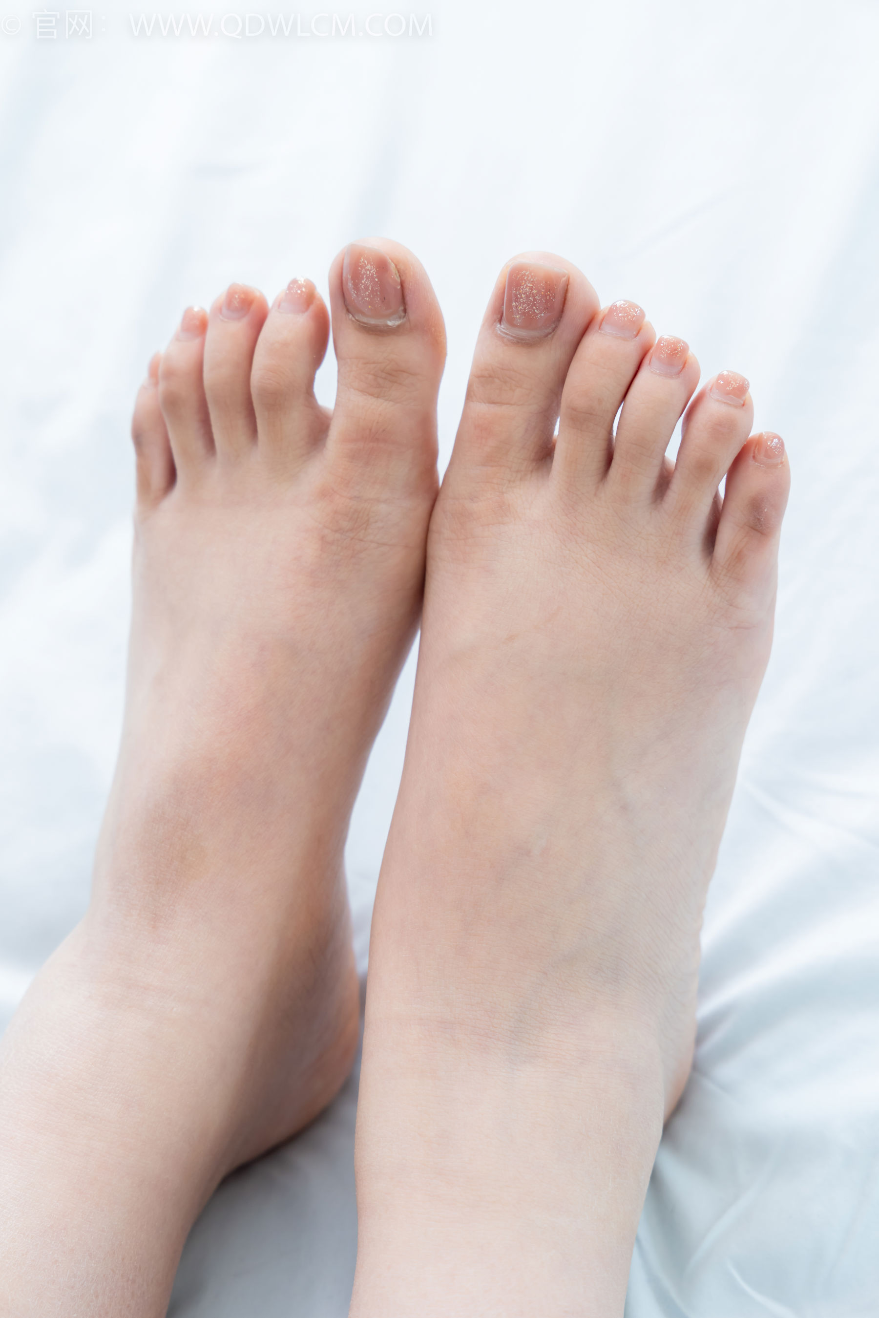 物恋传媒 No.2384 芋头 - 三双高跟鞋、薄肉丝、裸足/(140P)