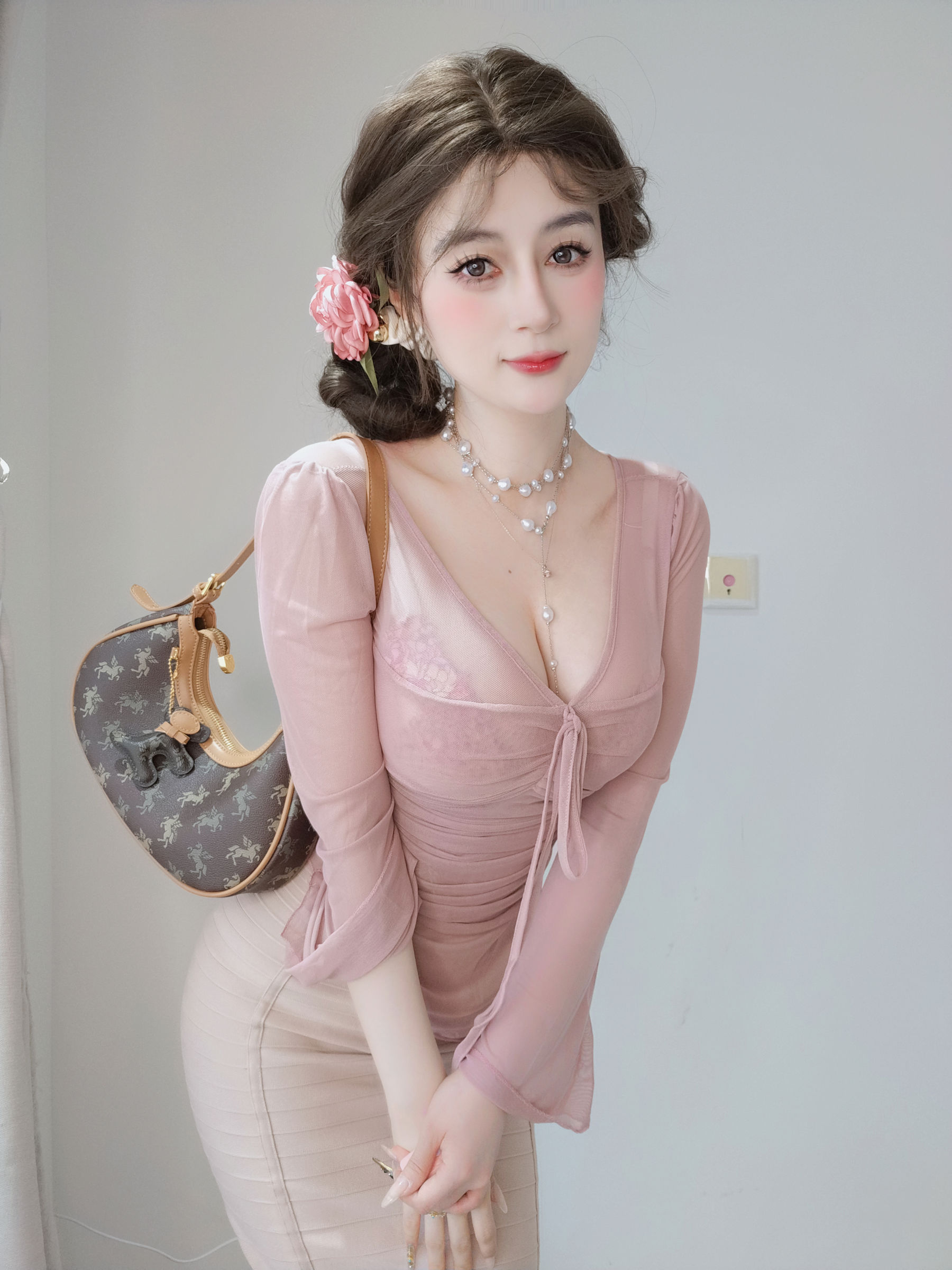 Coser小姐姐 白银 [fantia] 2024-11-24 ピンクの隣人/(59P)