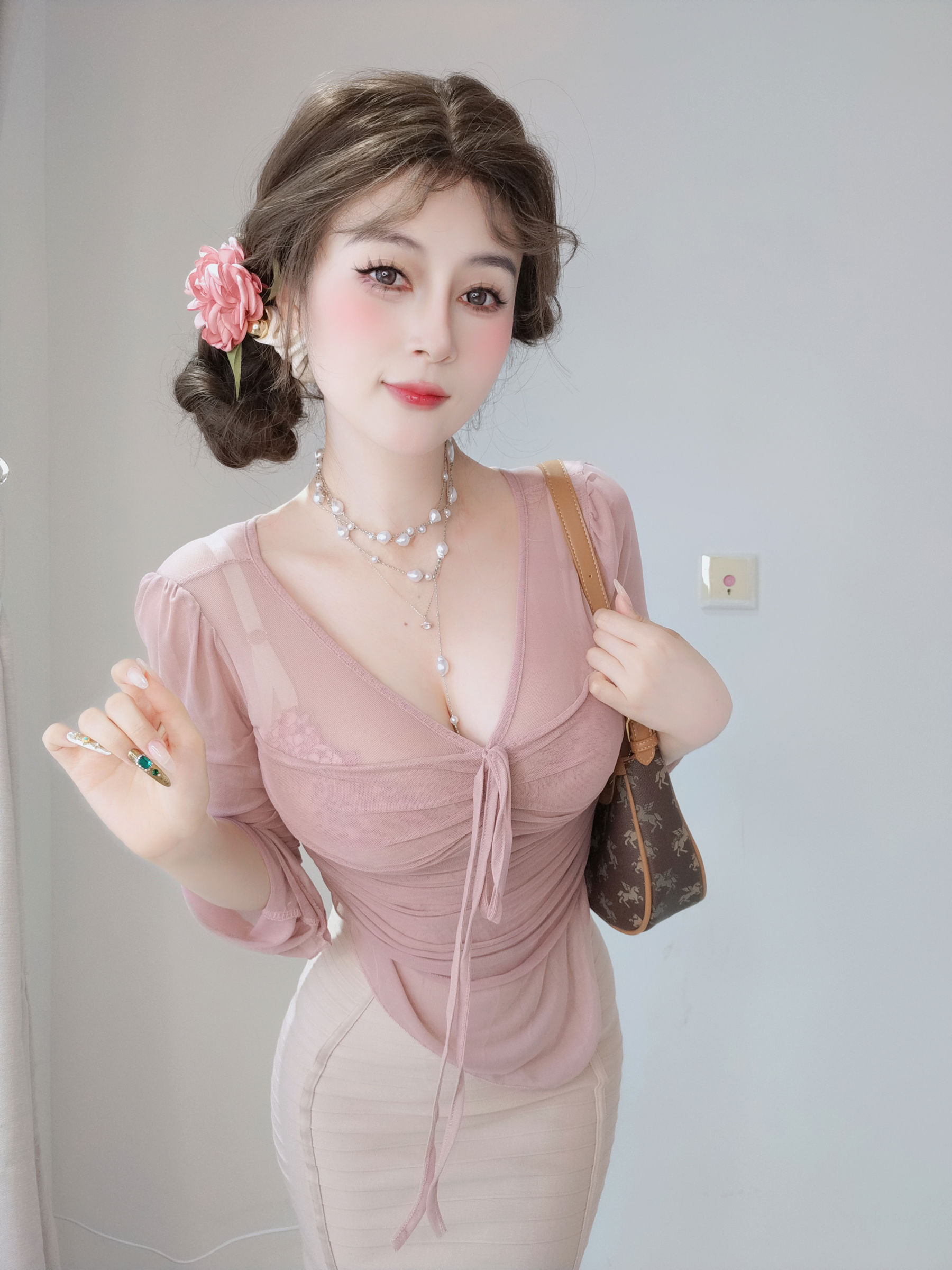 Coser小姐姐 白银 [fantia] 2024-11-24 ピンクの隣人/(59P)