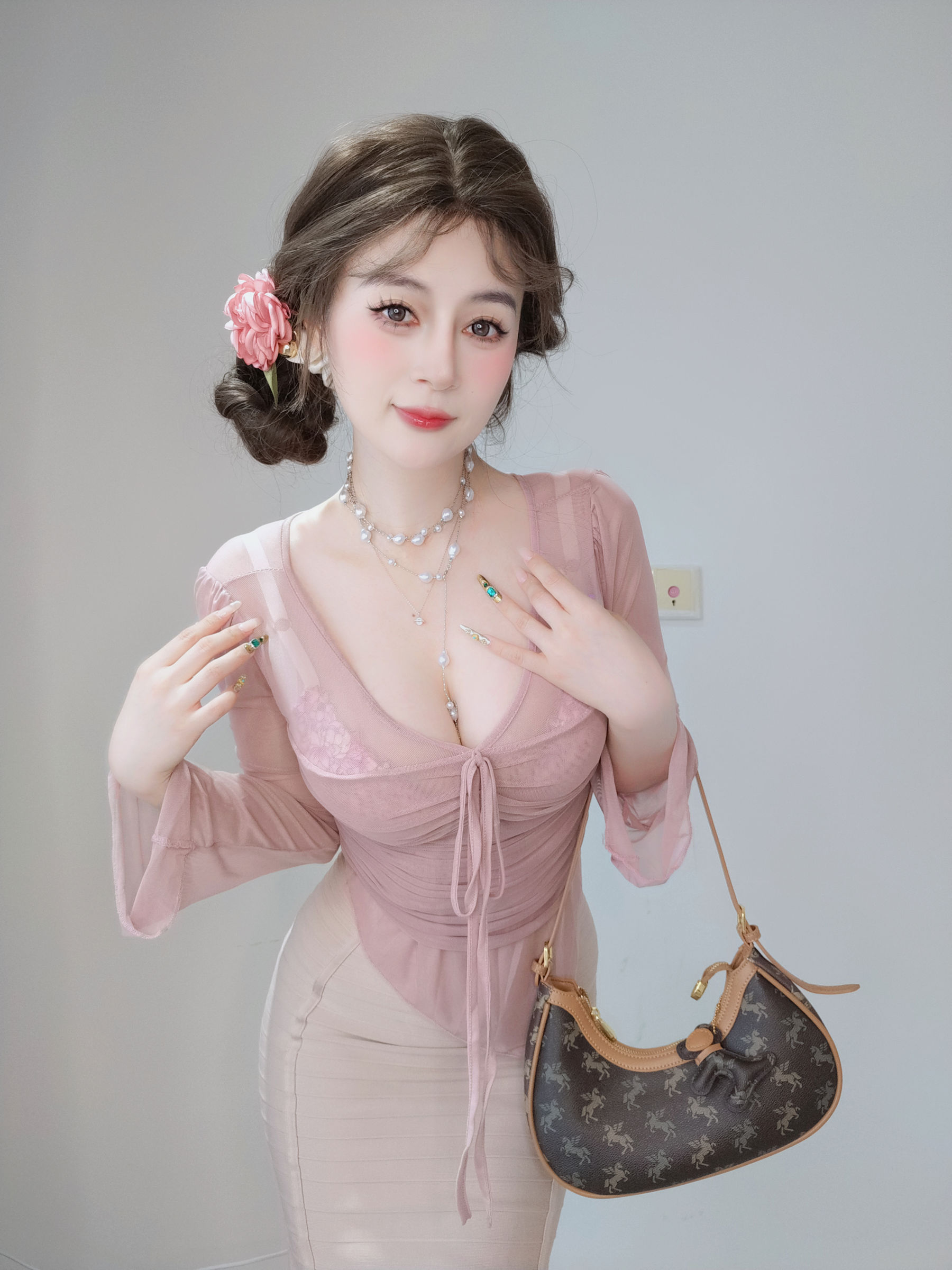 Coser小姐姐 白银 [fantia] 2024-11-24 ピンクの隣人/(59P)