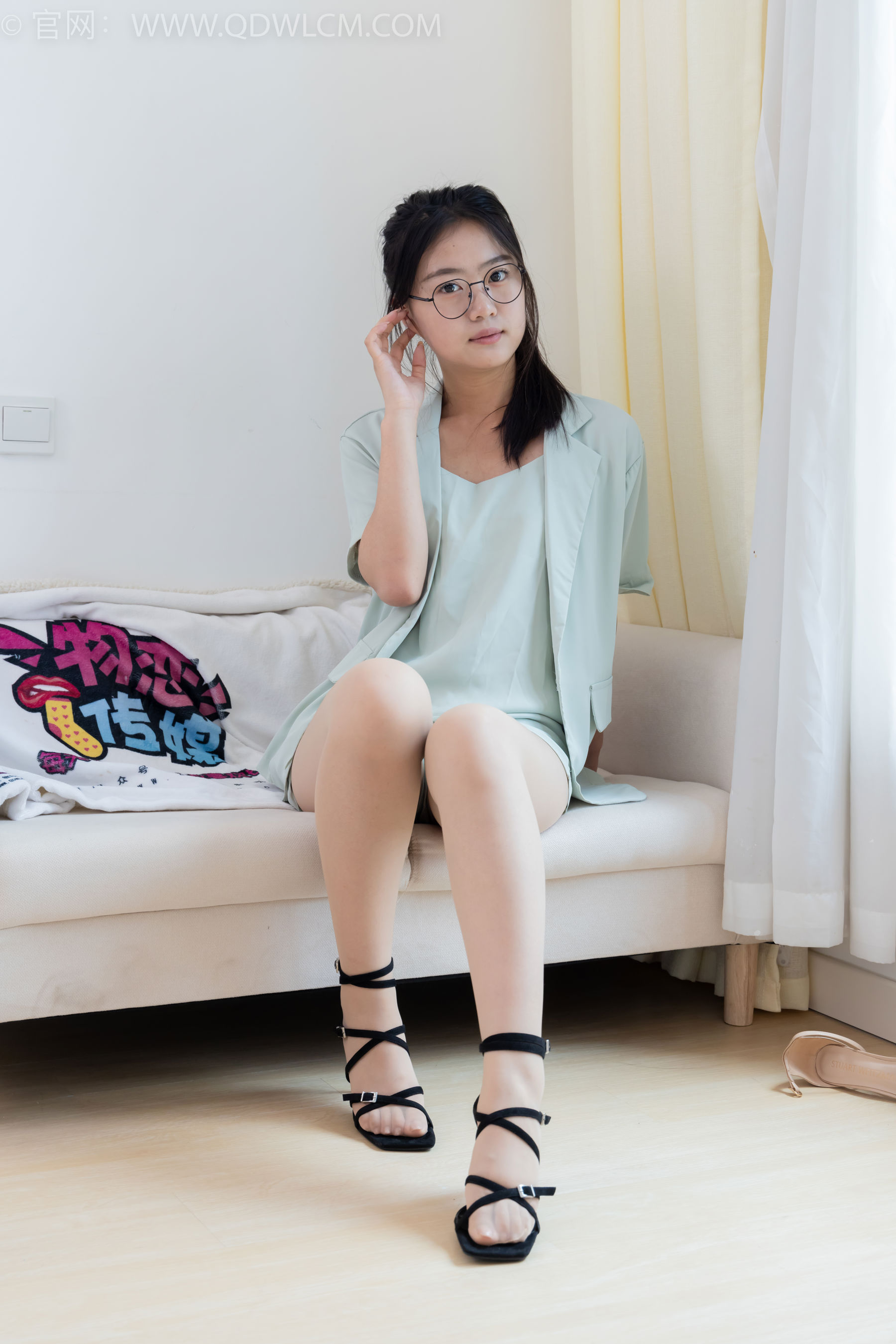 物恋传媒 No.2384 芋头 - 三双高跟鞋、薄肉丝、裸足/(140P)