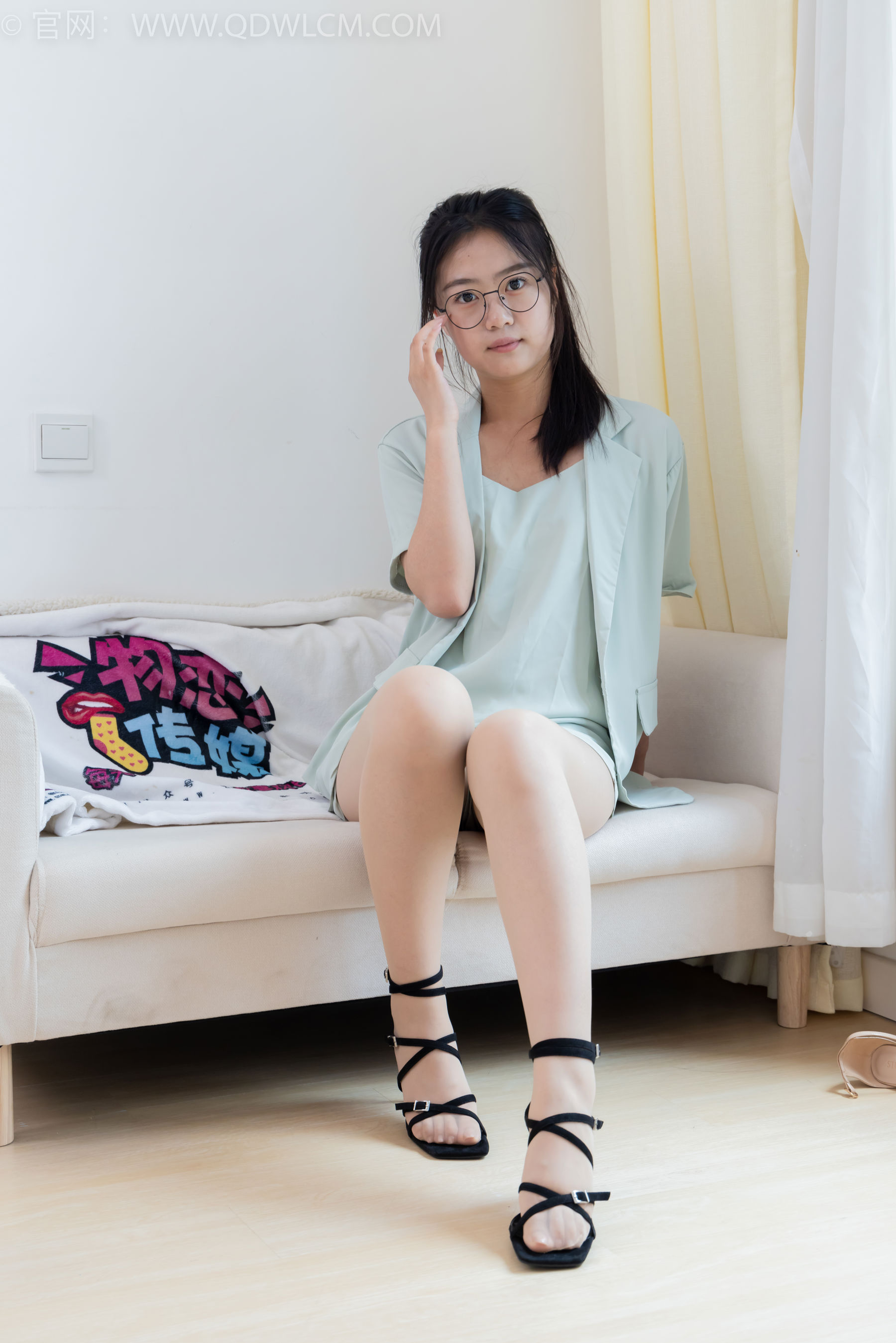 物恋传媒 No.2384 芋头 - 三双高跟鞋、薄肉丝、裸足/(140P)