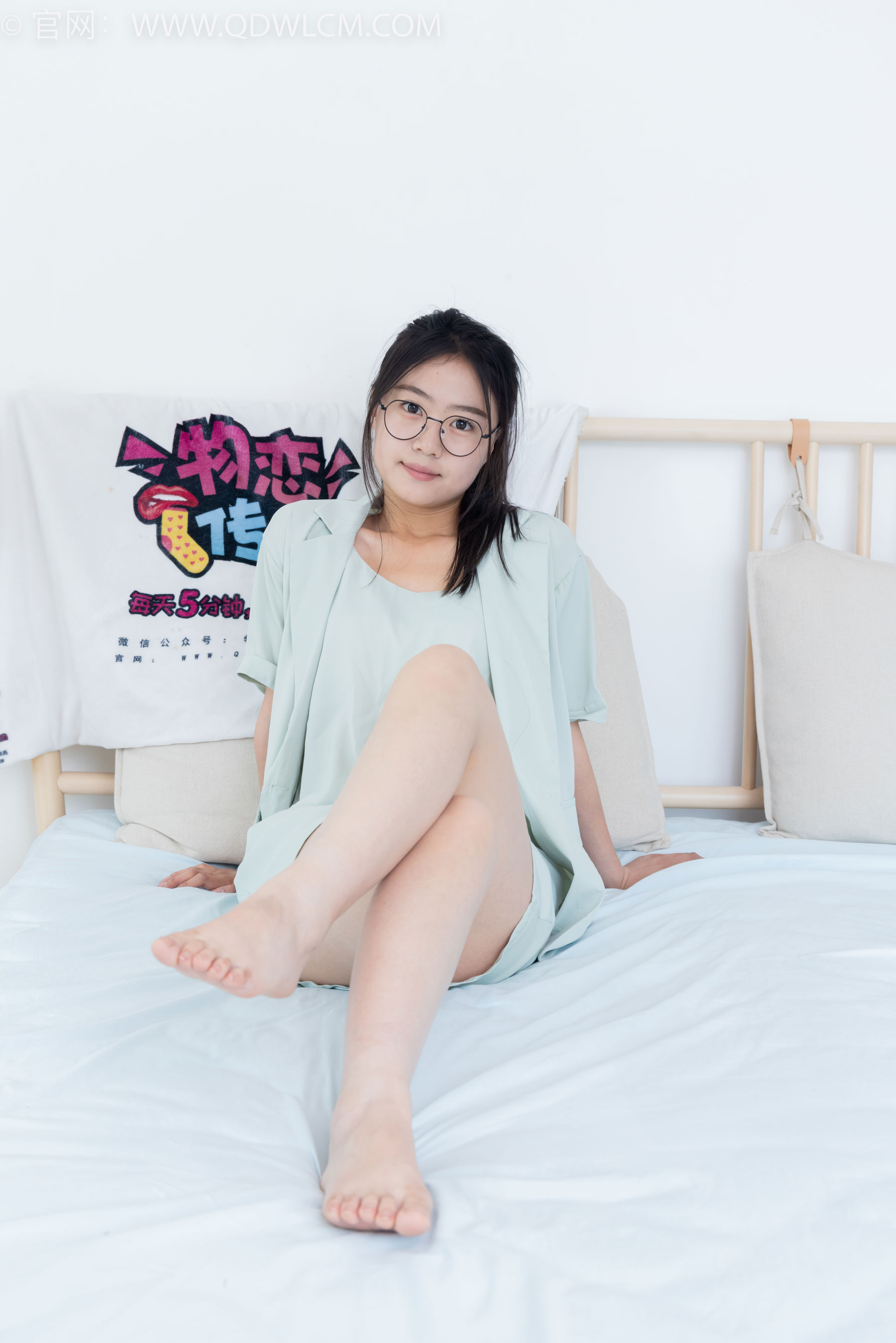 物恋传媒 No.2384 芋头 - 三双高跟鞋、薄肉丝、裸足/(140P)