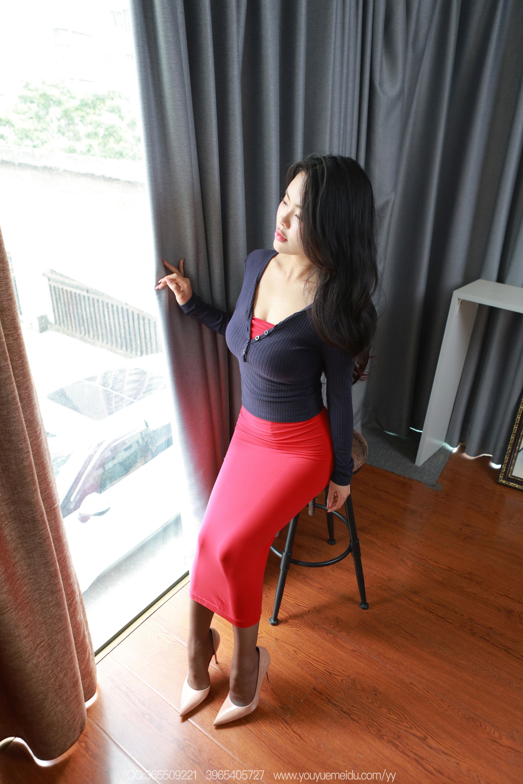 IESS异思趣向 - 模特： 兔兔 《红裙翘腿》/(89P)