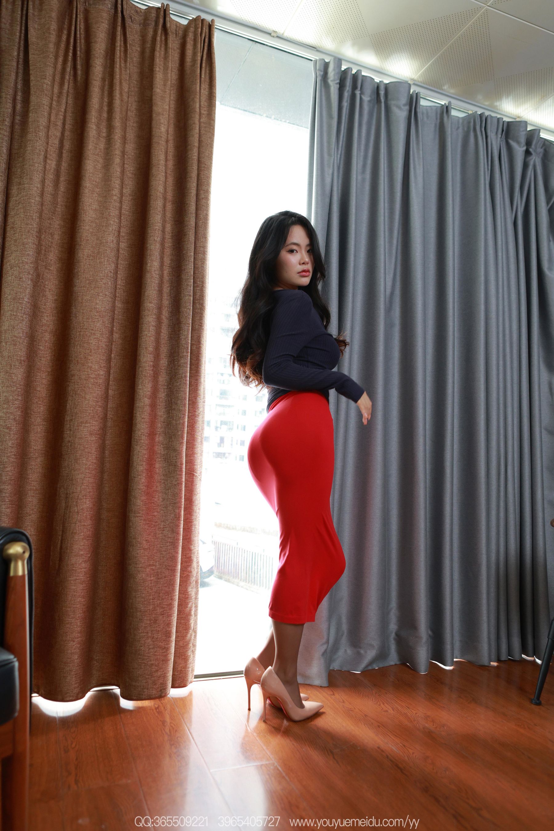 IESS异思趣向 - 模特： 兔兔 《红裙翘腿》/(89P)