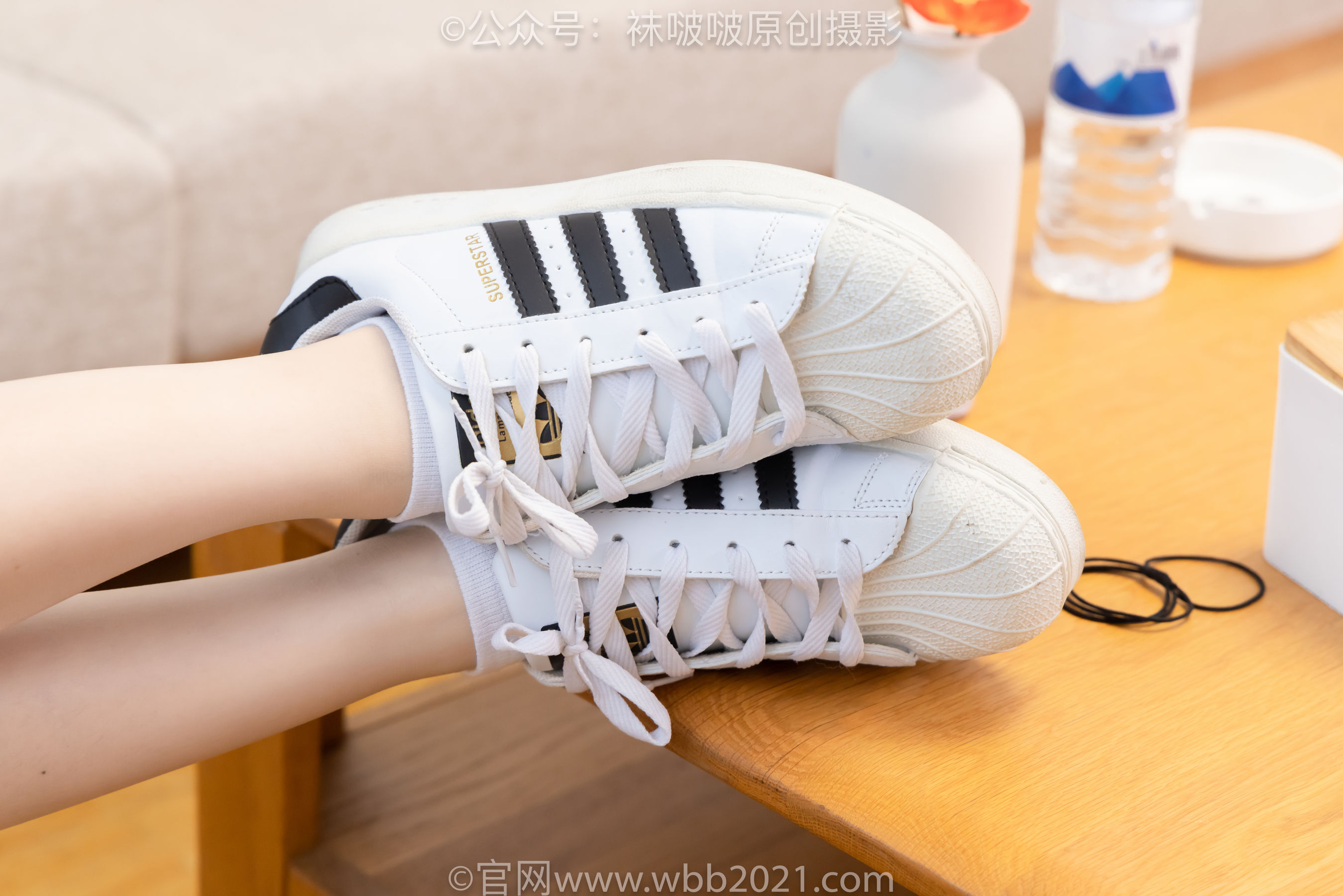 BoBoSocks袜啵啵 No.570 甜甜圈 - 板鞋、白棉袜、油亮肉丝/(150P)