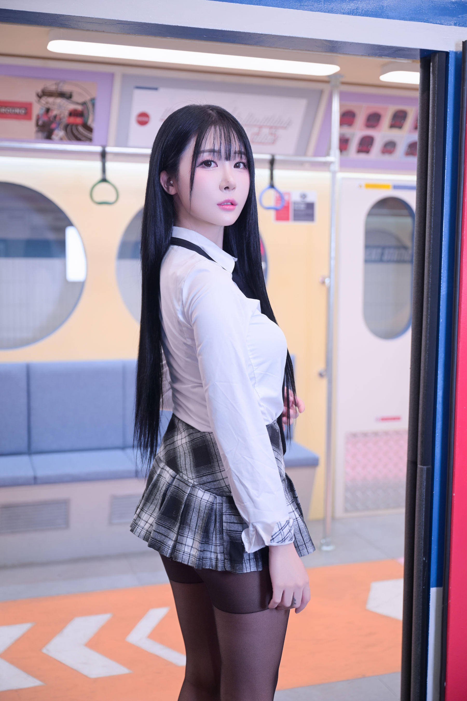 Bomi - Schoolgirl In The Subway/(101P)