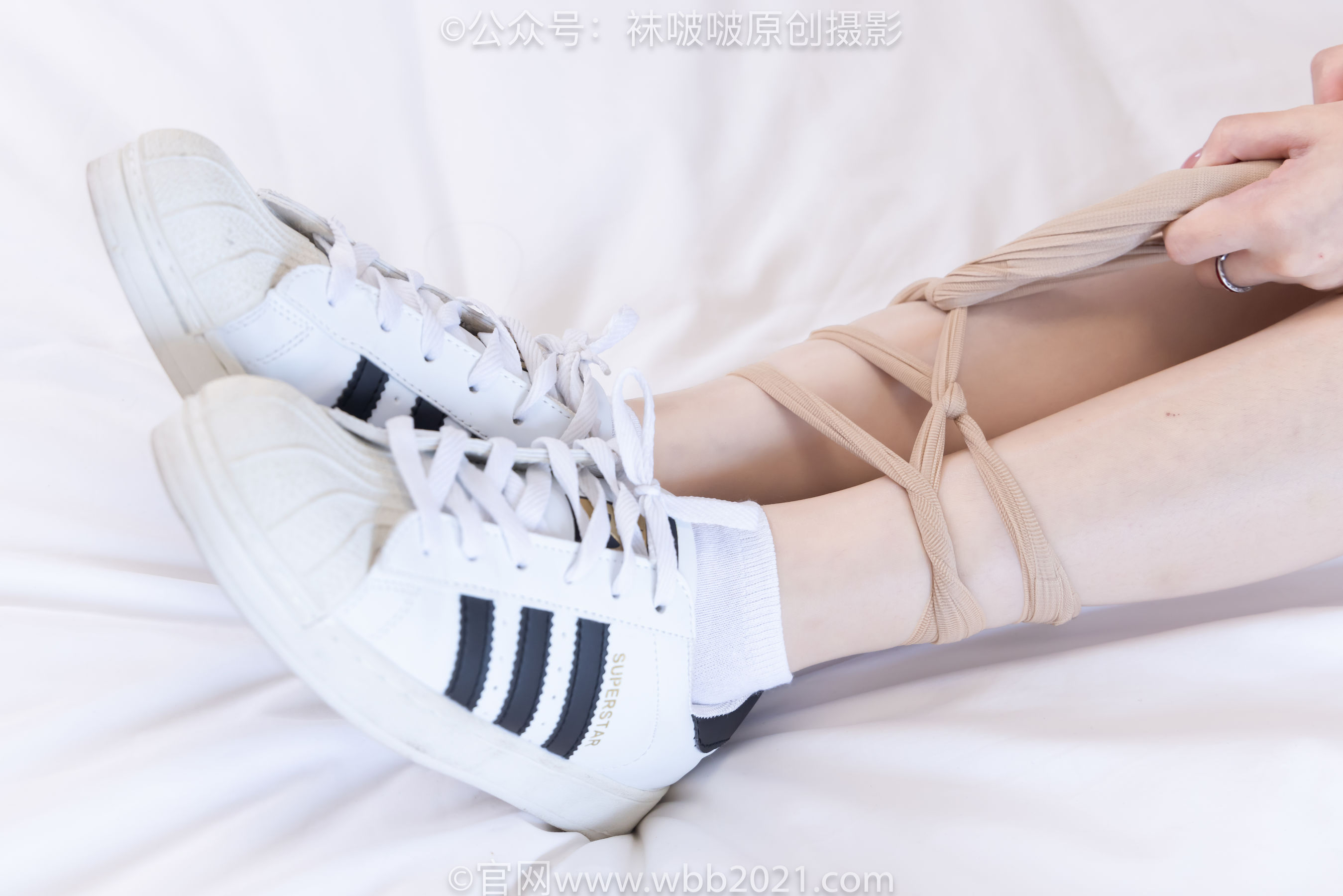 BoBoSocks袜啵啵 No.570 甜甜圈 - 板鞋、白棉袜、油亮肉丝/(150P)