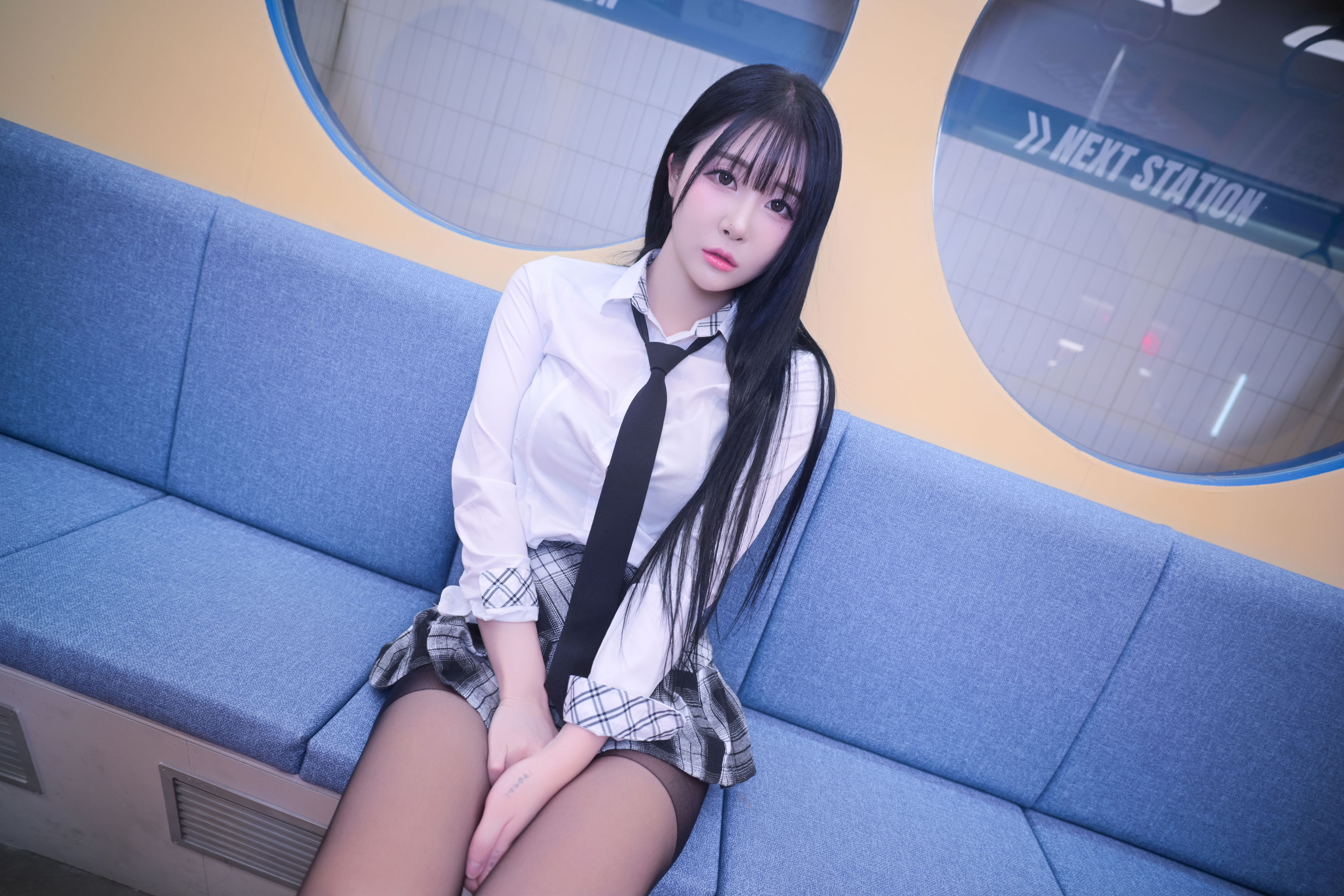 Bomi - Schoolgirl In The Subway/(101P)