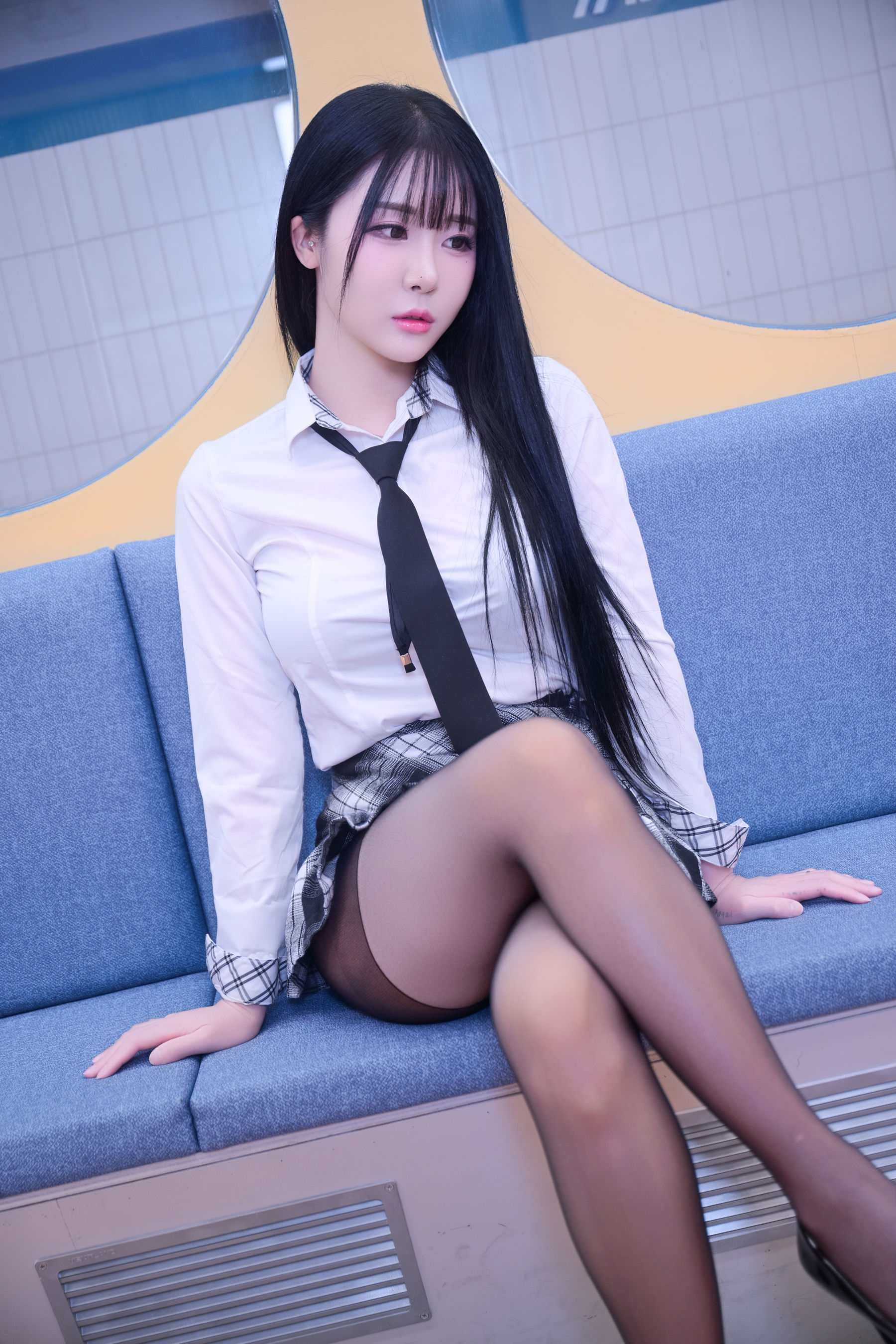 Bomi - Schoolgirl In The Subway/(101P)