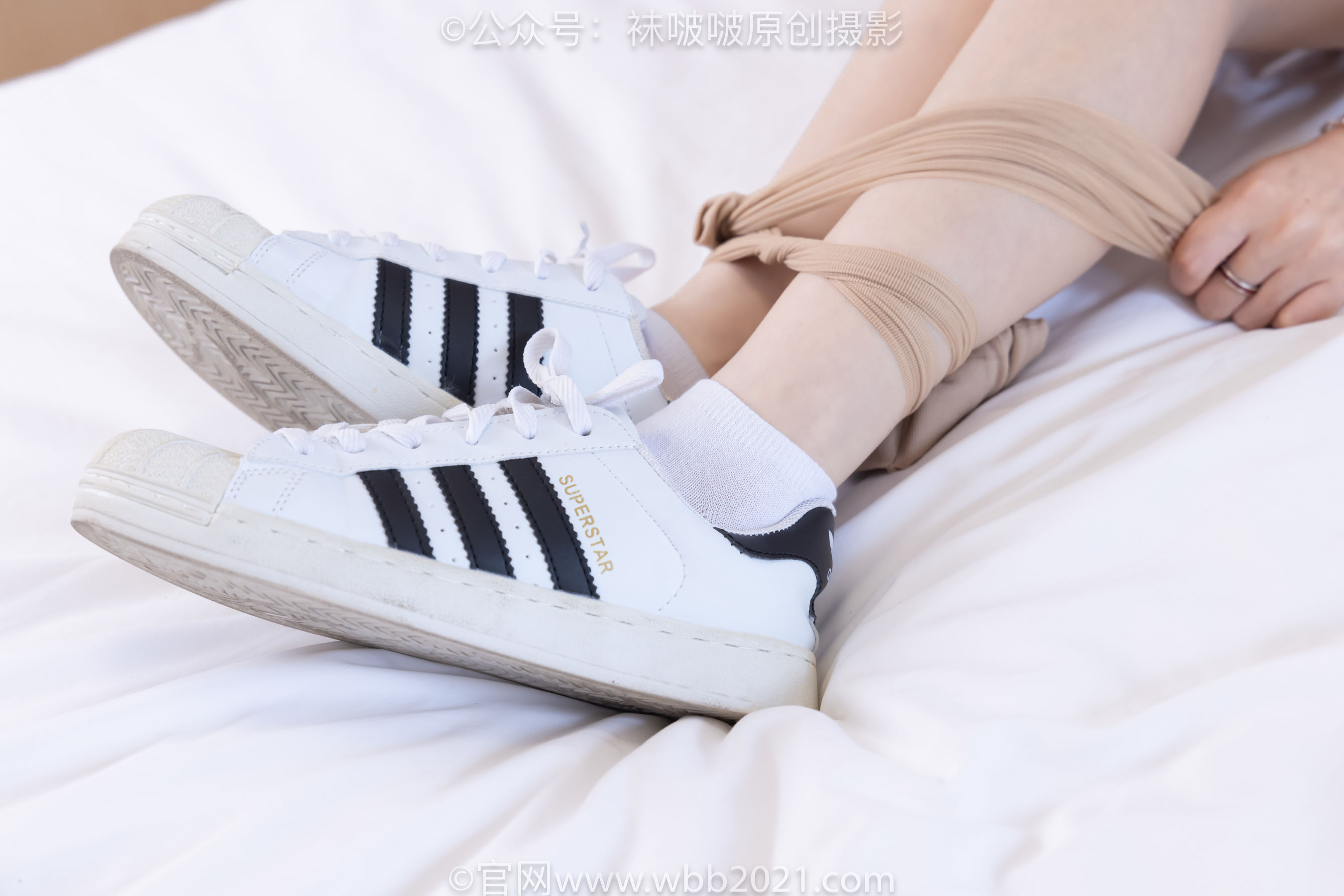 BoBoSocks袜啵啵 No.570 甜甜圈 - 板鞋、白棉袜、油亮肉丝/(150P)