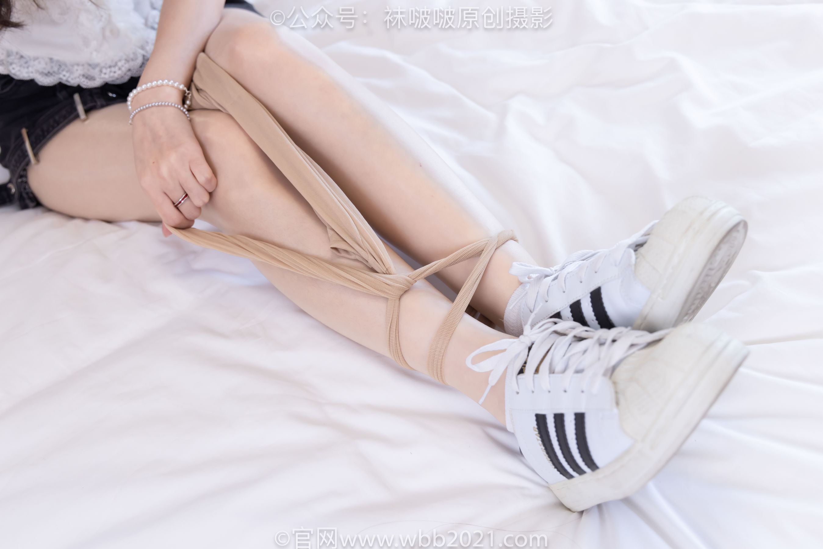 BoBoSocks袜啵啵 No.570 甜甜圈 - 板鞋、白棉袜、油亮肉丝/(150P)