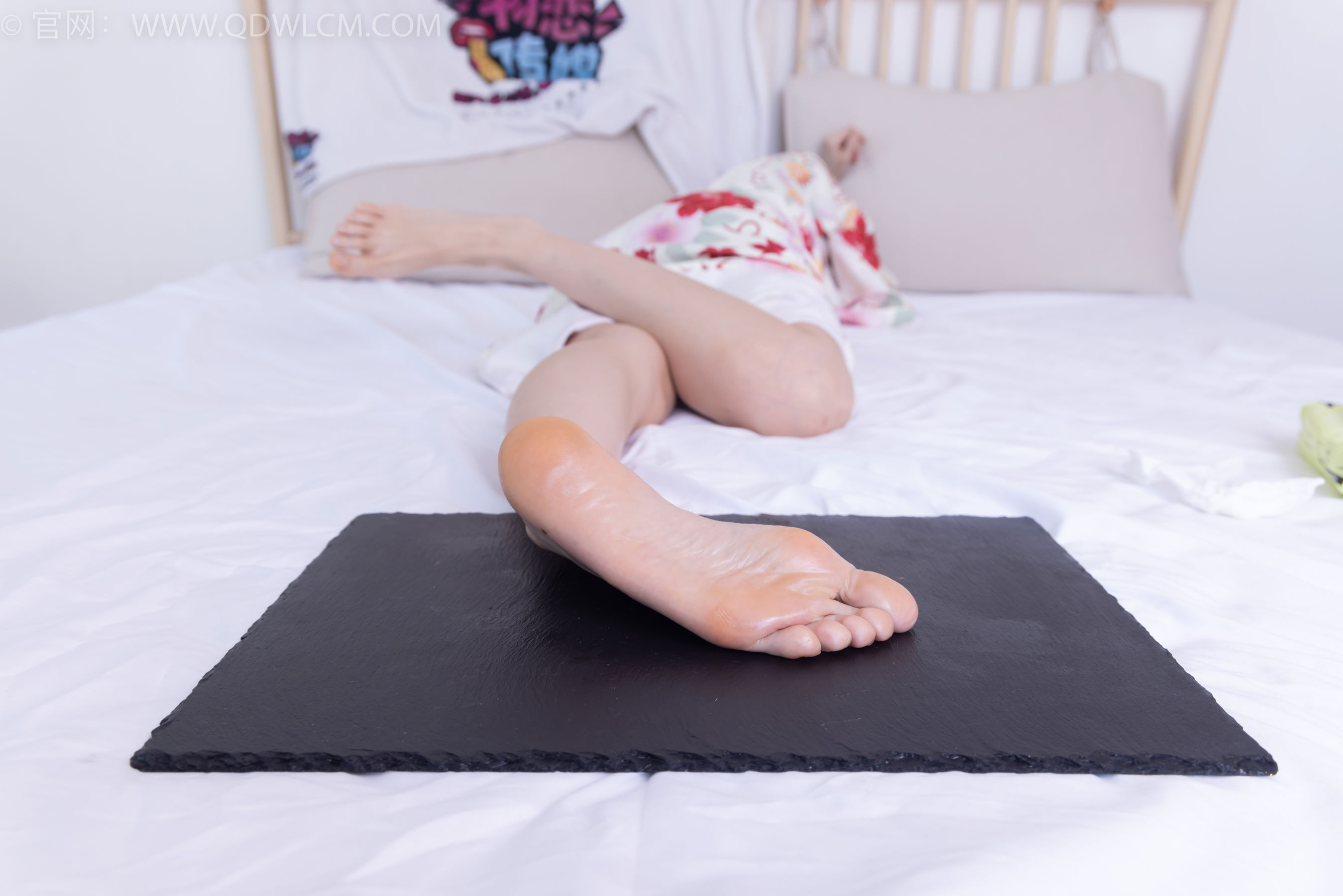 物恋传媒 No.2385 菜菜 - 木屐、短白丝、裸足、和服浴衣、裸足/(240P)