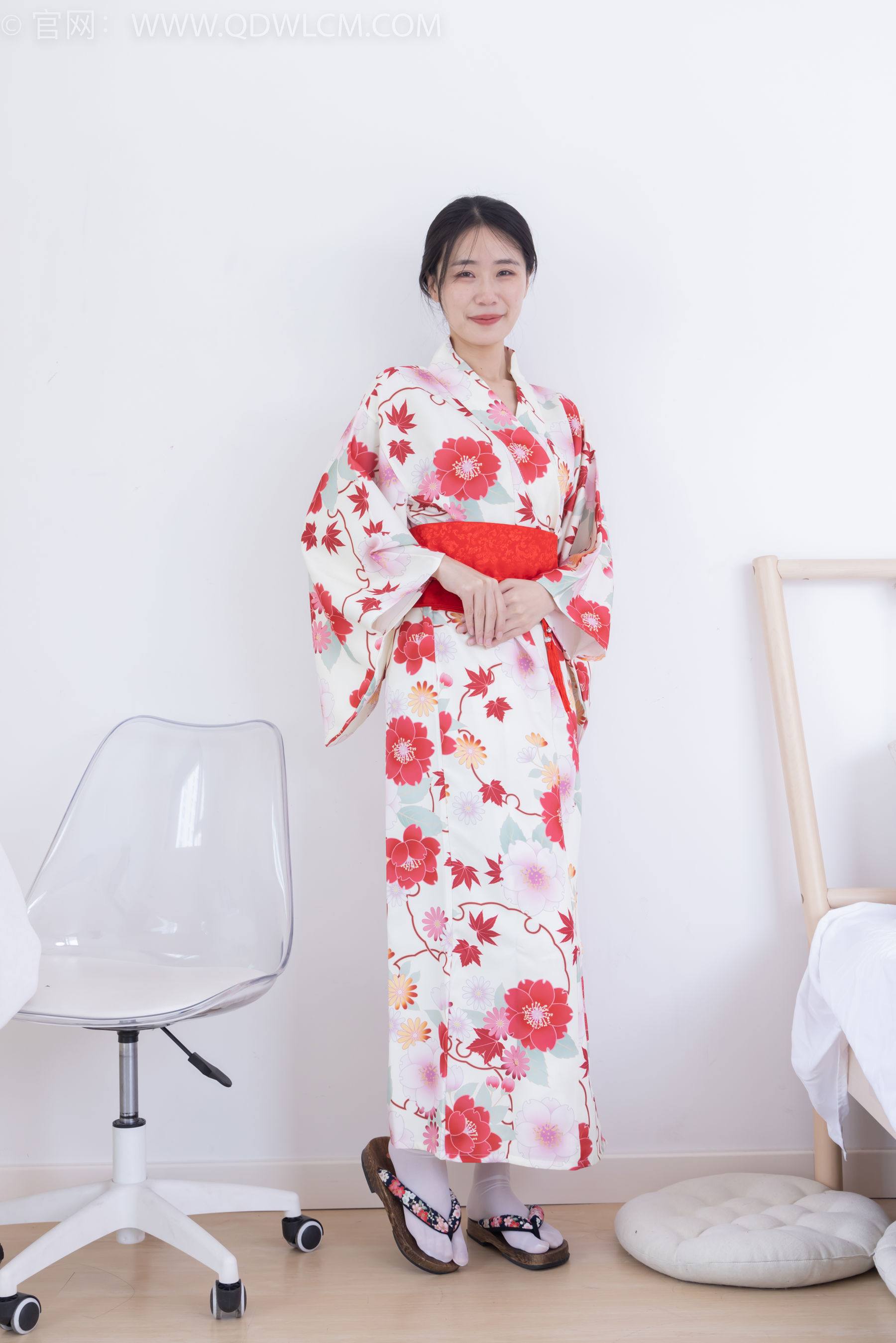 物恋传媒 No.2385 菜菜 - 木屐、短白丝、裸足、和服浴衣、裸足/(240P)