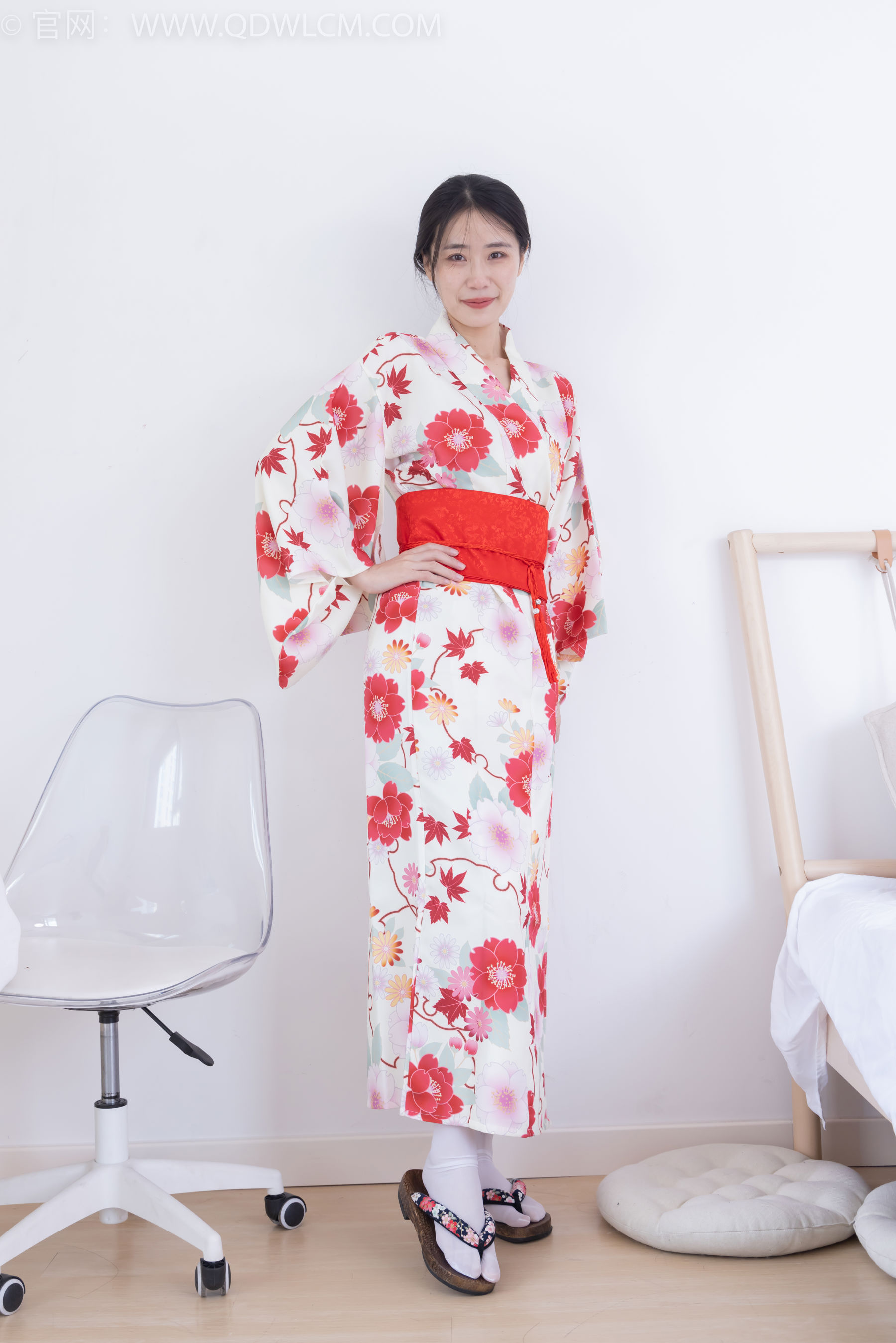 物恋传媒 No.2385 菜菜 - 木屐、短白丝、裸足、和服浴衣、裸足/(240P)